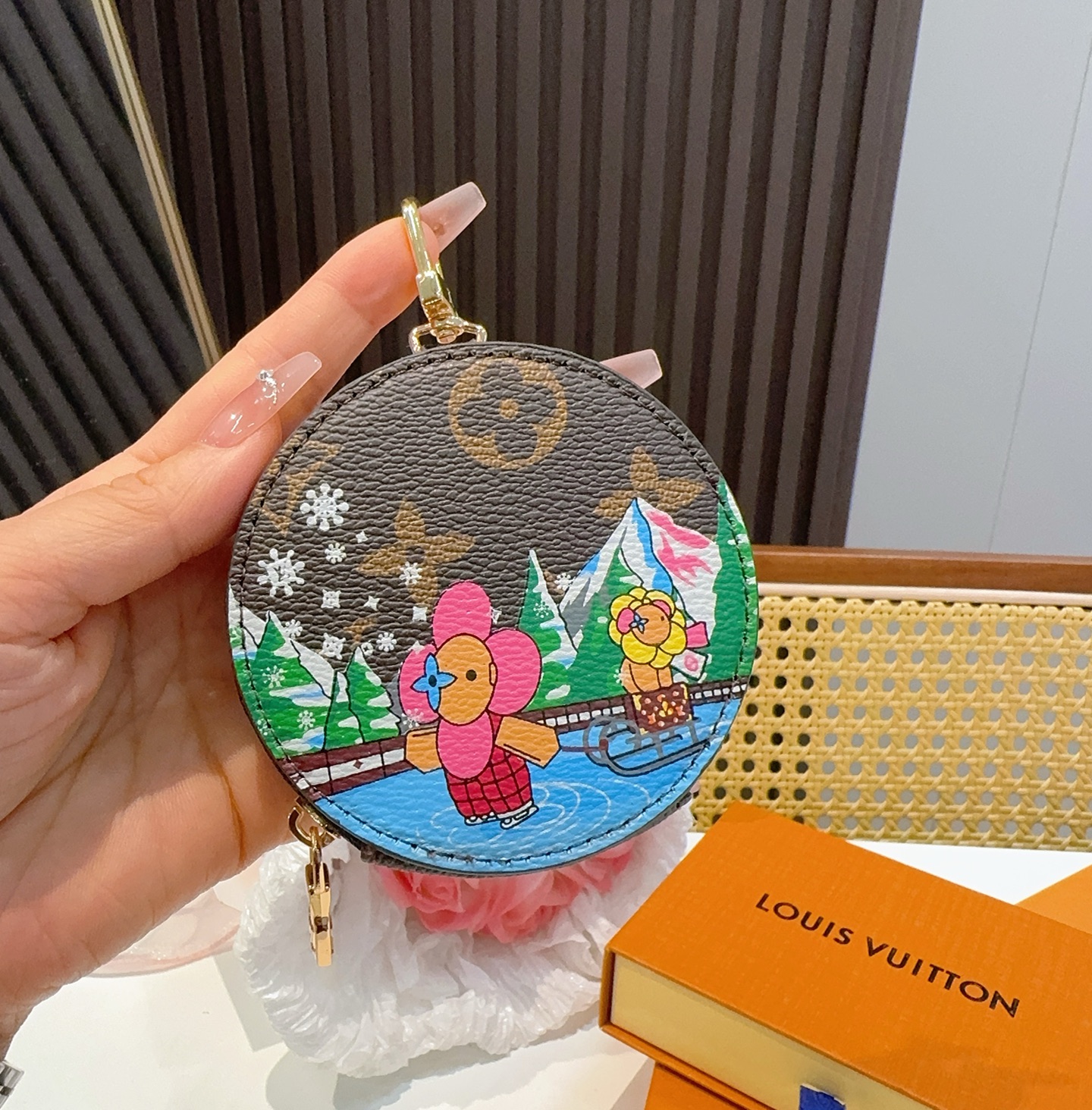  。Louis Vuitton老花包包挂饰、卡通彩绘印花小零钱包。Lv包饰挂件钥匙扣、独家原单货，标志性
