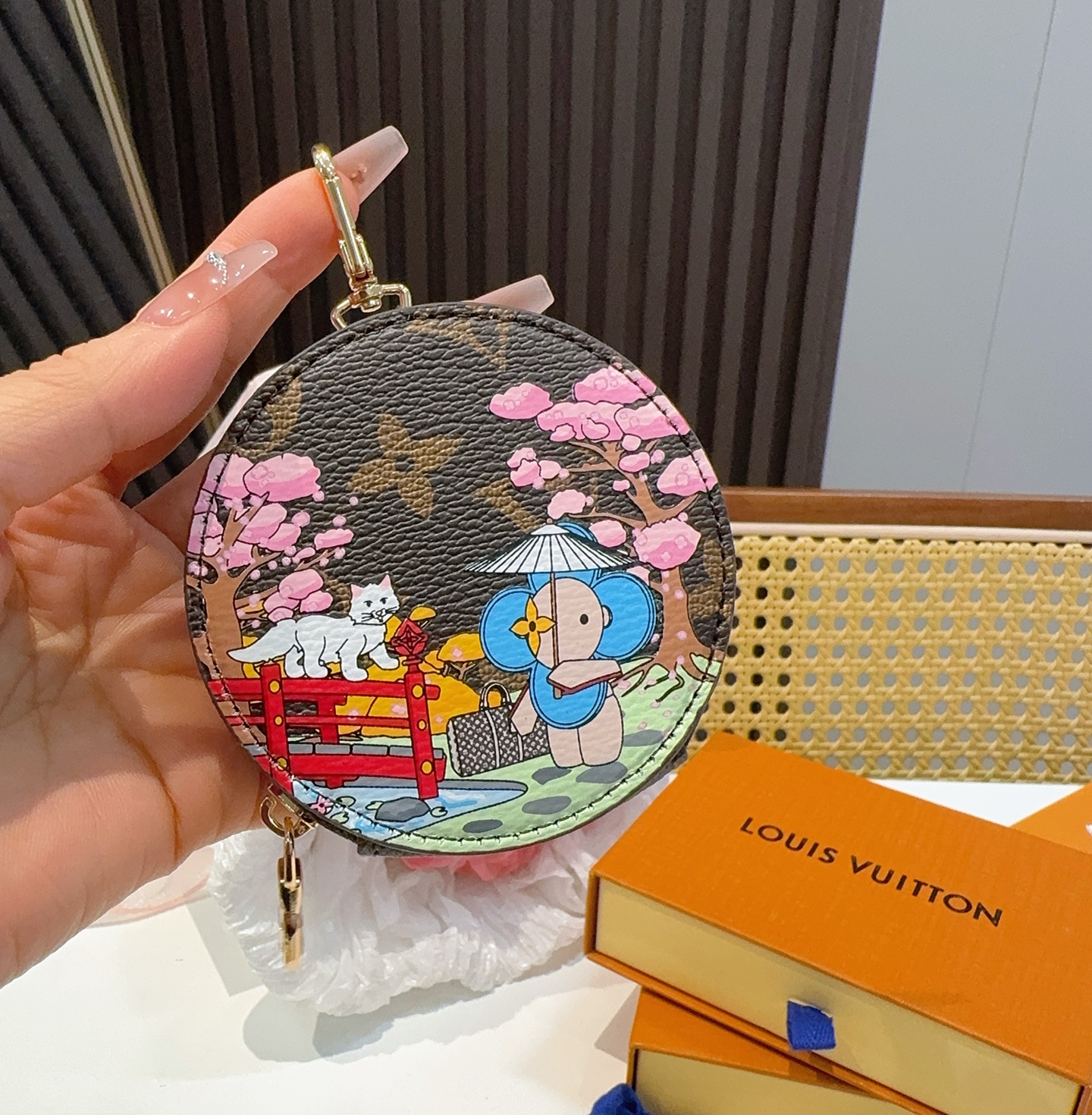  。Louis Vuitton老花包包挂饰、卡通彩绘印花小零钱包。Lv包饰挂件钥匙扣、独家原单货，标志性