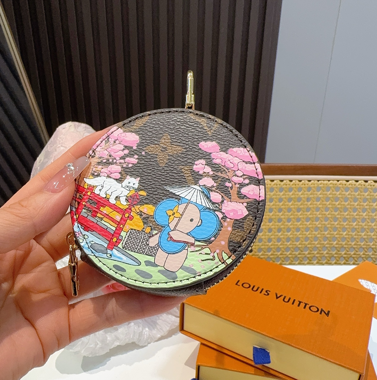  。Louis Vuitton老花包包挂饰、卡通彩绘印花小零钱包。Lv包饰挂件钥匙扣、独家原单货，标志性