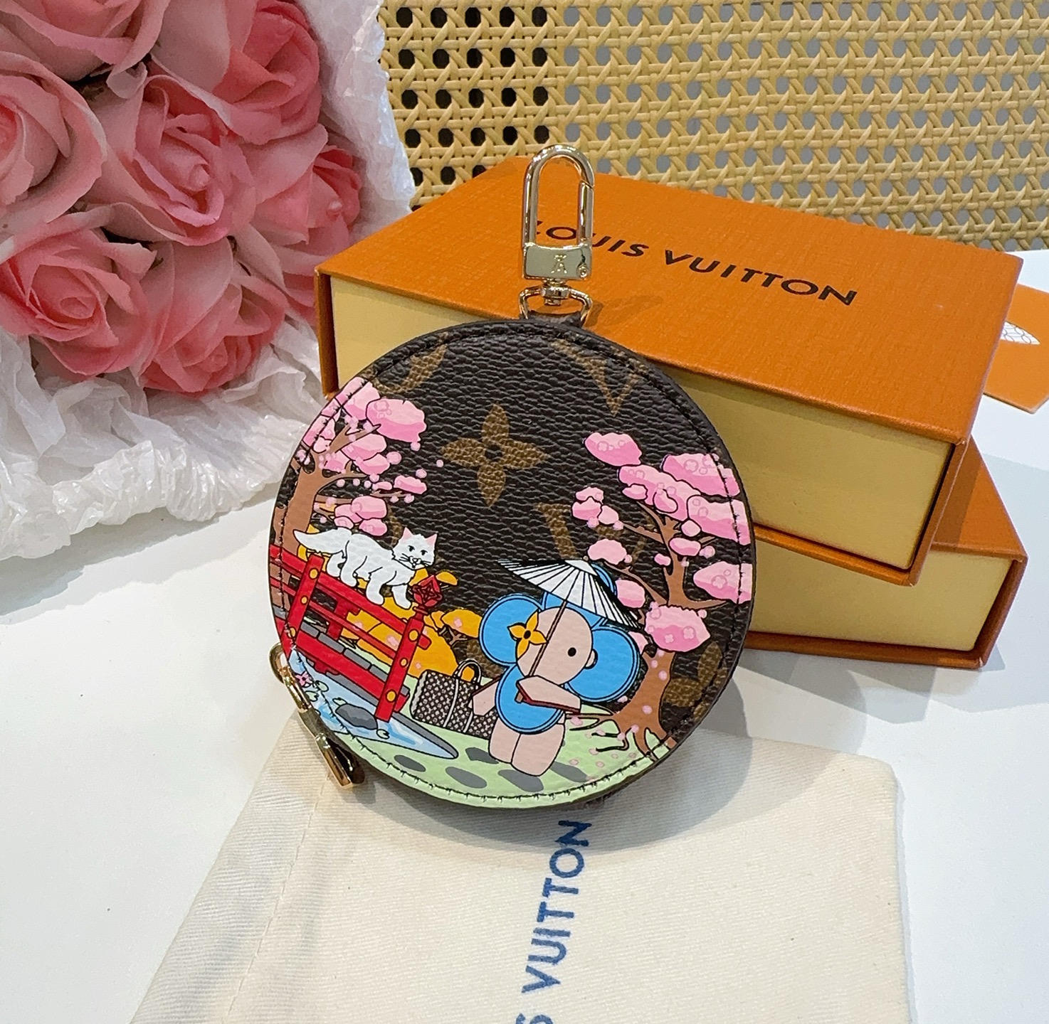  。Louis Vuitton老花包包挂饰、卡通彩绘印花小零钱包。Lv包饰挂件钥匙扣、独家原单货，标志性