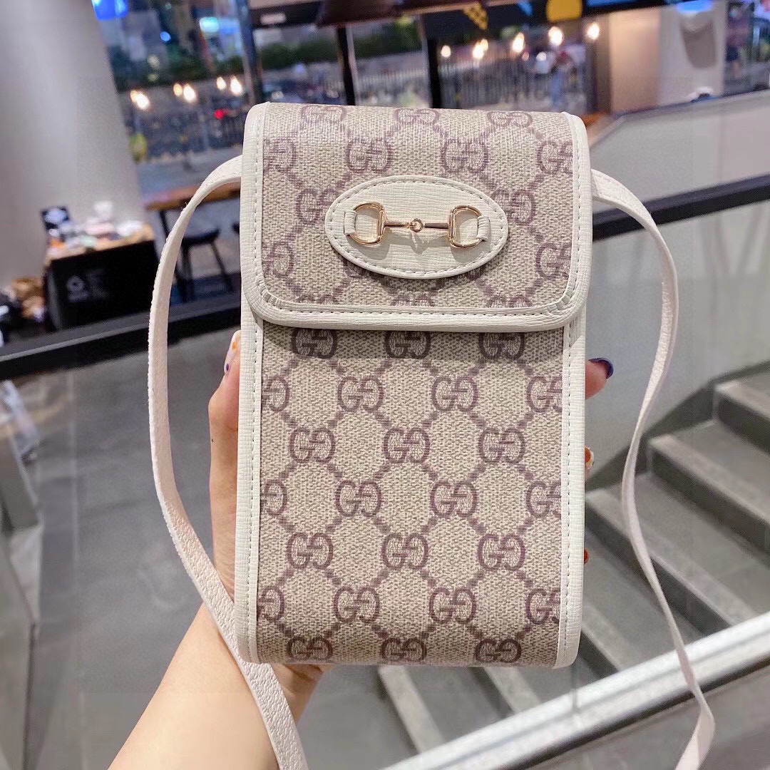  。 Gucci马衔扣通用手机包
生活出门不需要带现金的时代，这个包完全可以满足你日常使用
内含卡片槽位