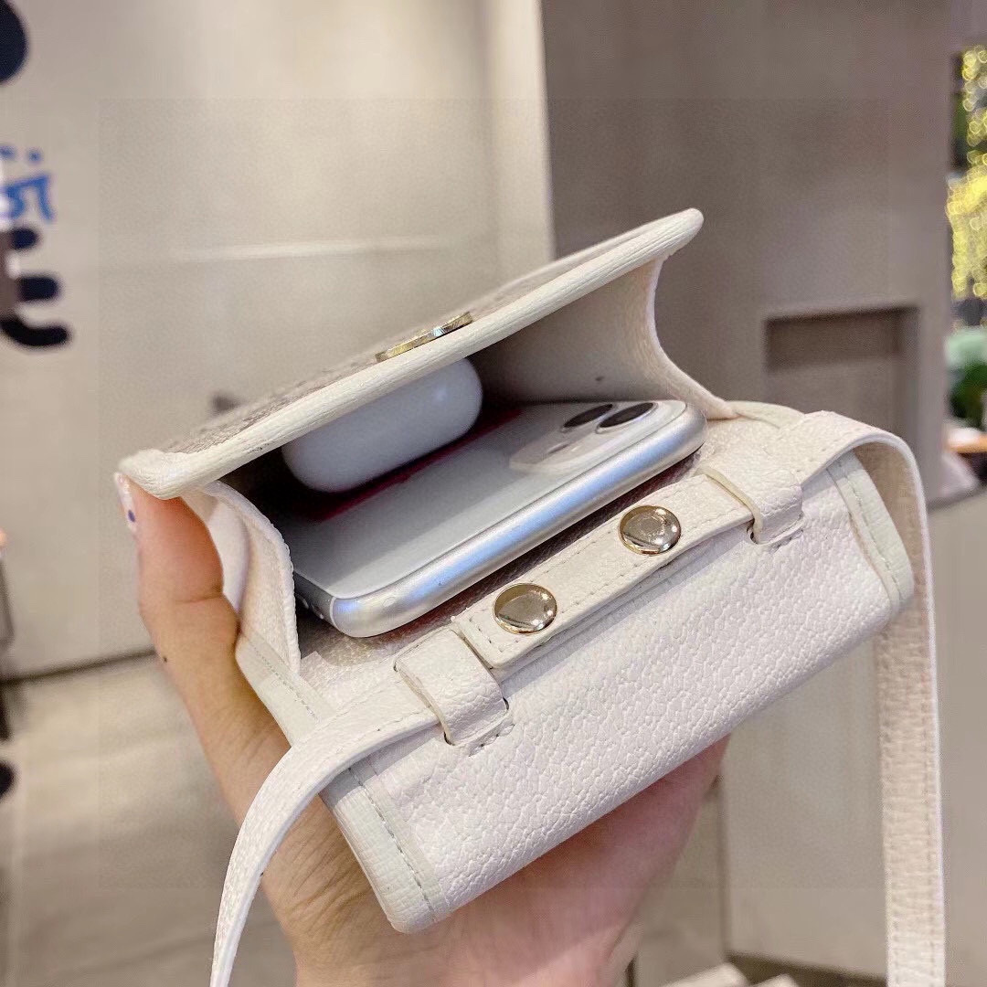  。 Gucci马衔扣通用手机包
生活出门不需要带现金的时代，这个包完全可以满足你日常使用
内含卡片槽位