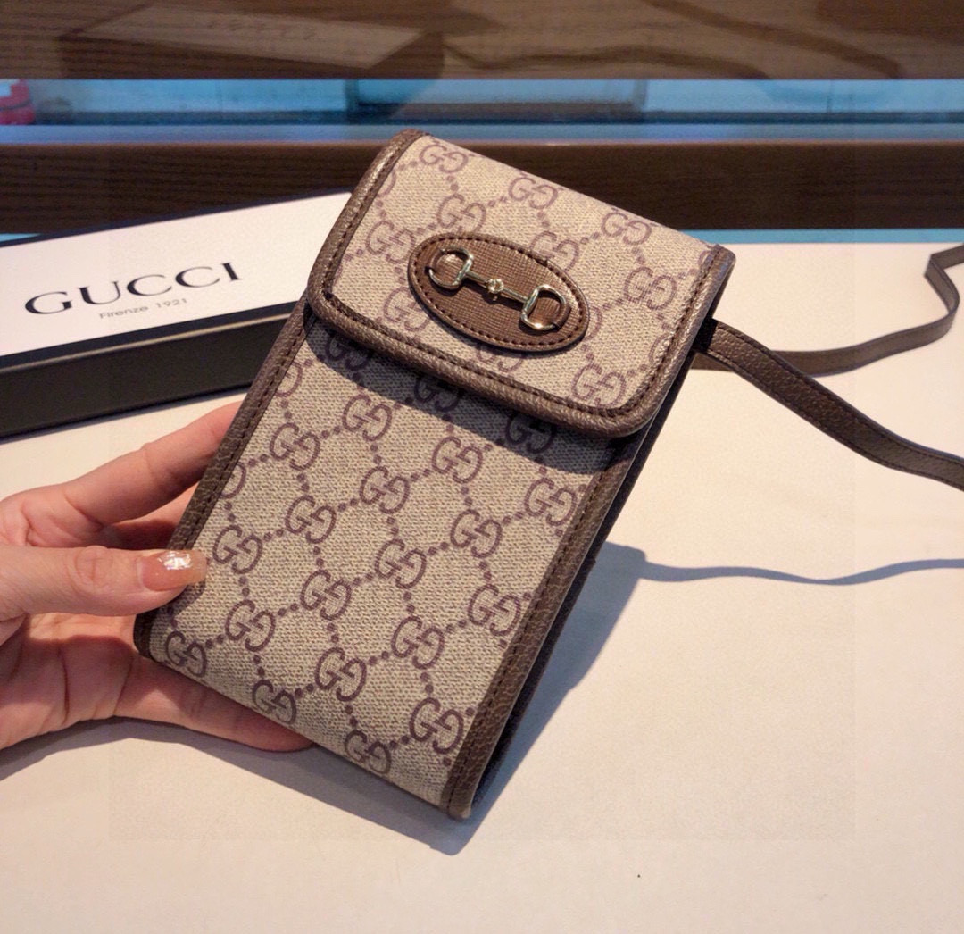  。 Gucci马衔扣通用手机包
生活出门不需要带现金的时代，这个包完全可以满足你日常使用
内含卡片槽位