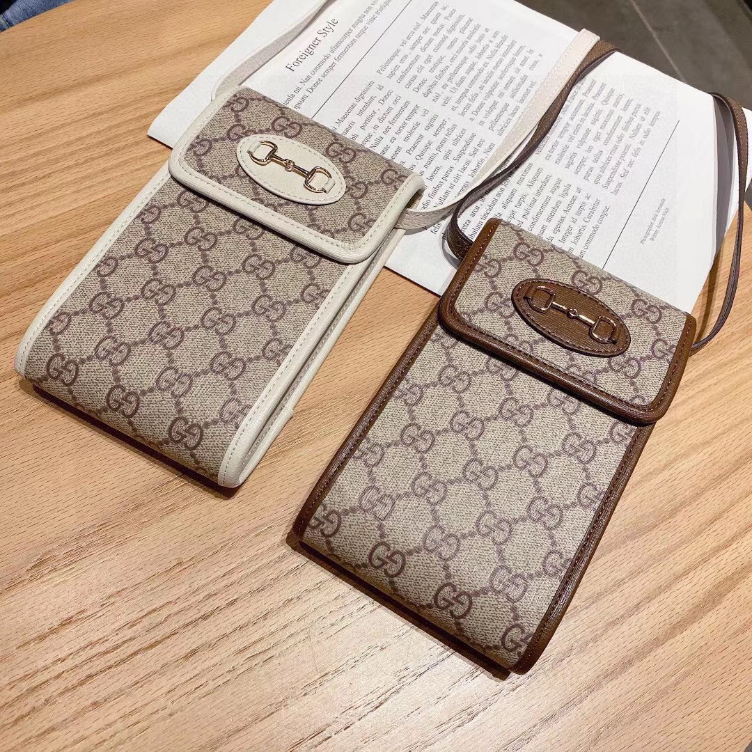  。 Gucci马衔扣通用手机包
生活出门不需要带现金的时代，这个包完全可以满足你日常使用
内含卡片槽位