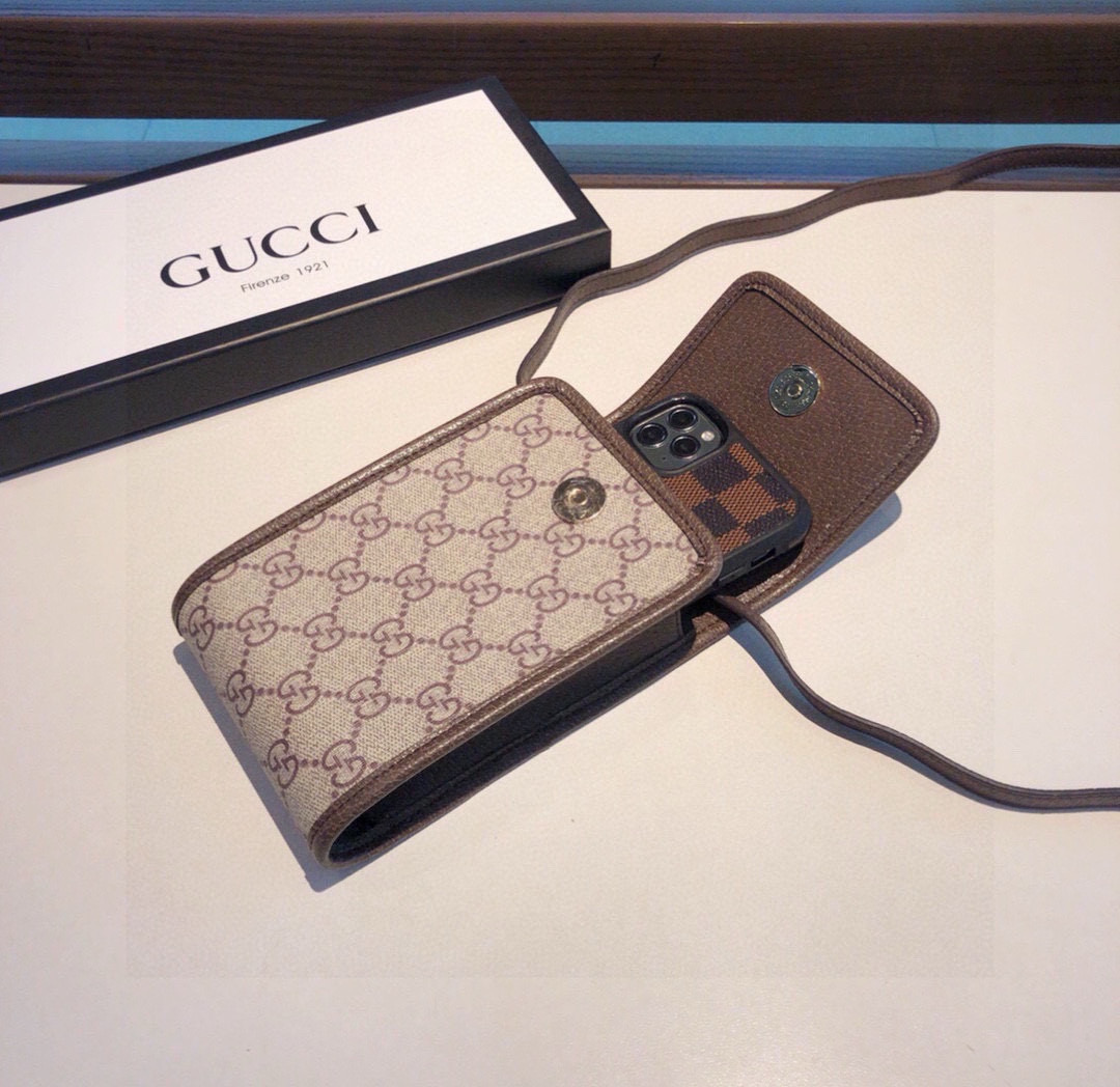  。 Gucci马衔扣通用手机包
生活出门不需要带现金的时代，这个包完全可以满足你日常使用
内含卡片槽位