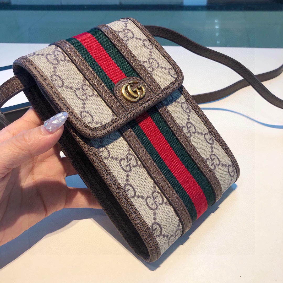  。Gucci 手机包包
OPhidia系列 一个男女可用的手机包
生活出门不需要带现金的时代，这个包完