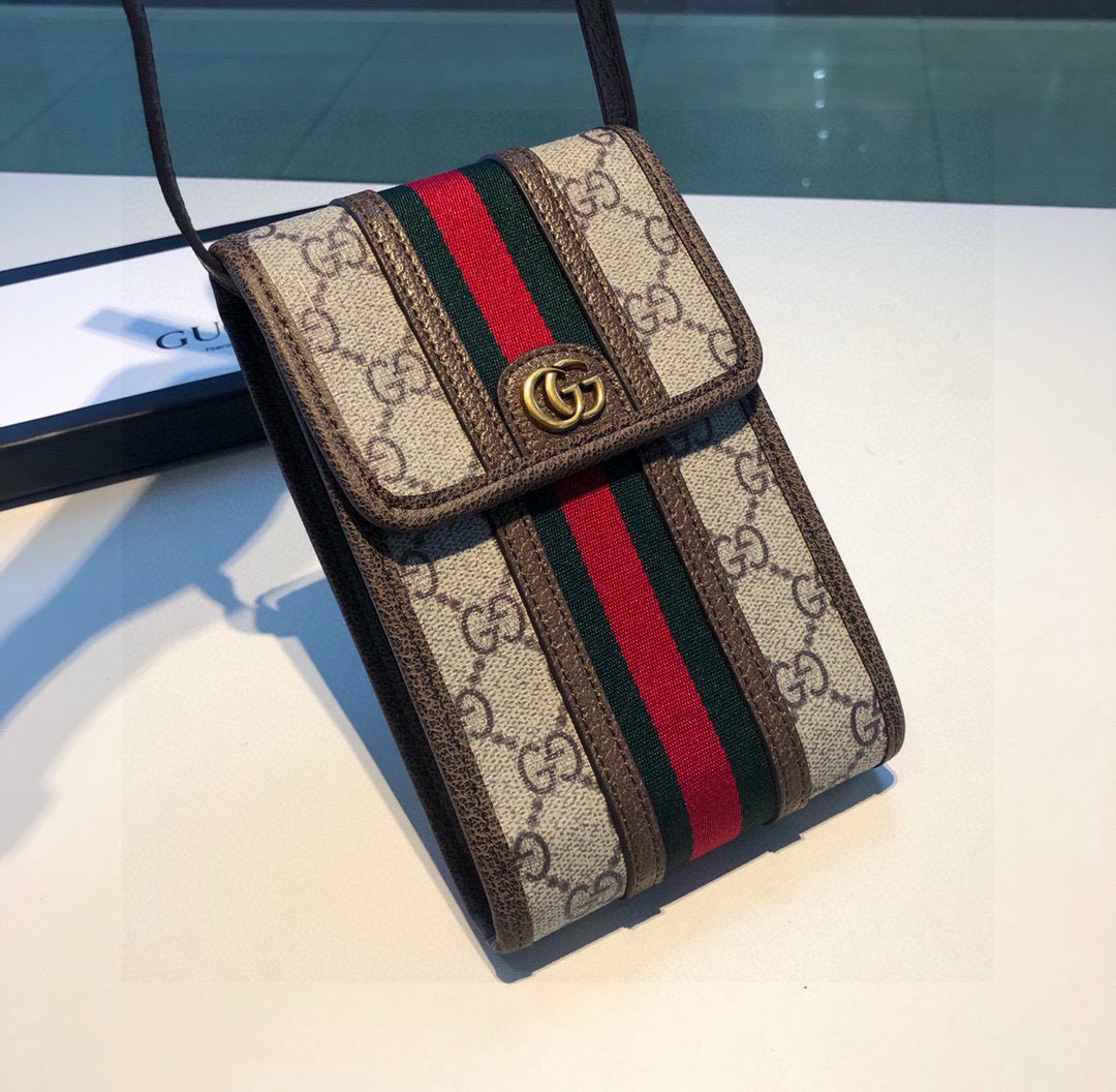  。Gucci 手机包包
OPhidia系列 一个男女可用的手机包
生活出门不需要带现金的时代，这个包完