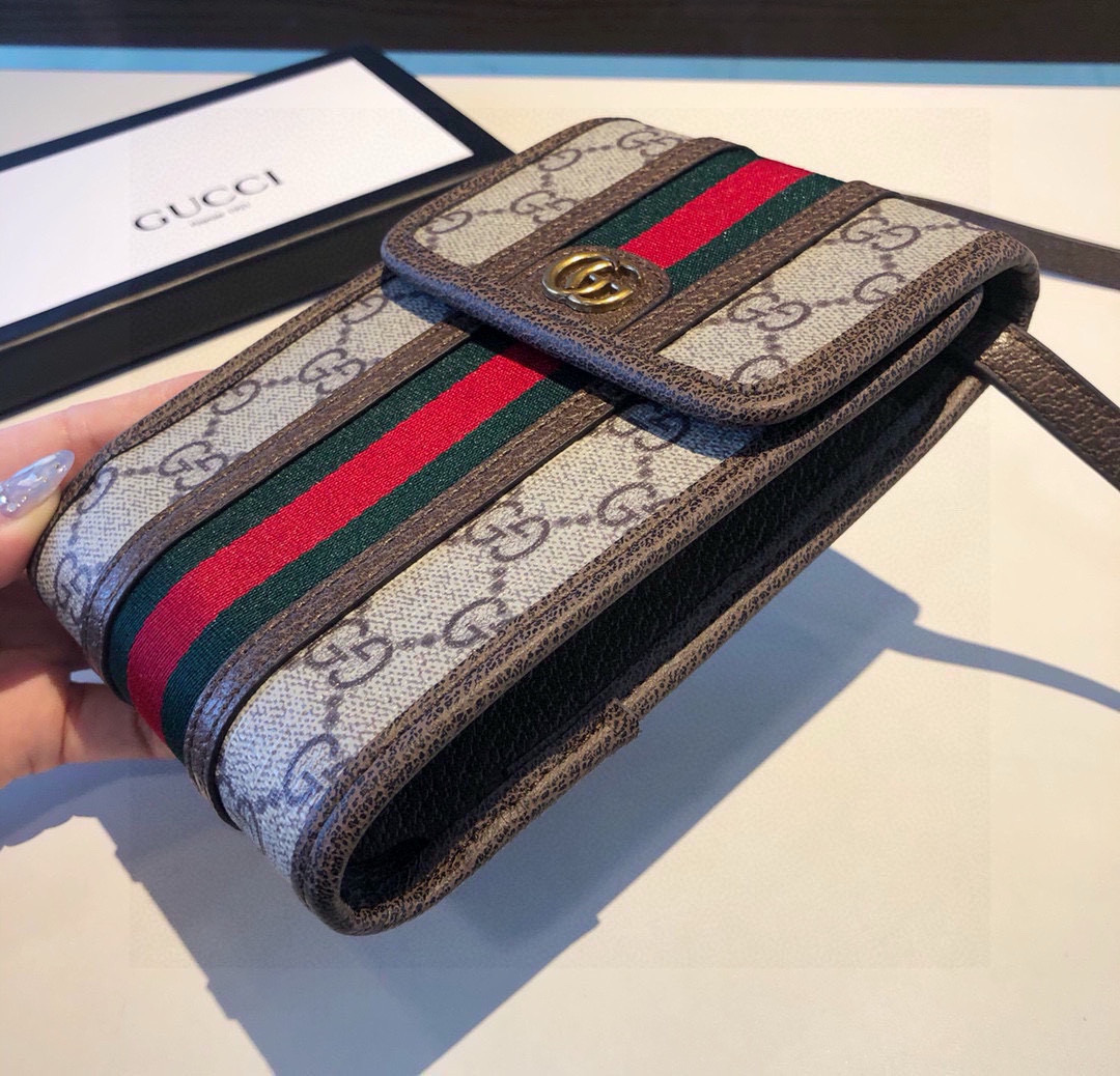  。Gucci 手机包包
OPhidia系列 一个男女可用的手机包
生活出门不需要带现金的时代，这个包完
