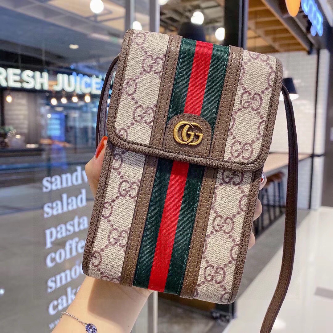  。Gucci 手机包包
OPhidia系列 一个男女可用的手机包
生活出门不需要带现金的时代，这个包完