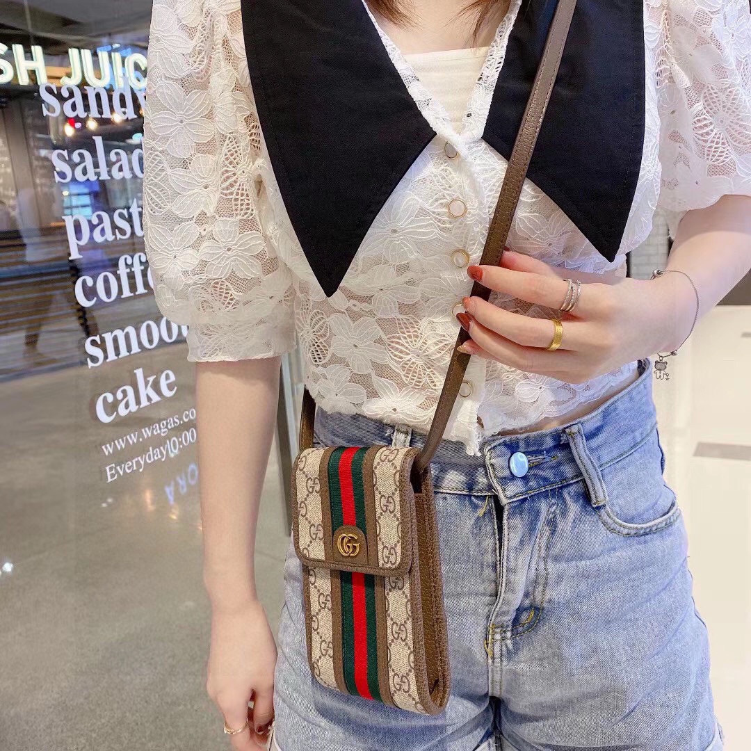  。Gucci 手机包包
OPhidia系列 一个男女可用的手机包
生活出门不需要带现金的时代，这个包完