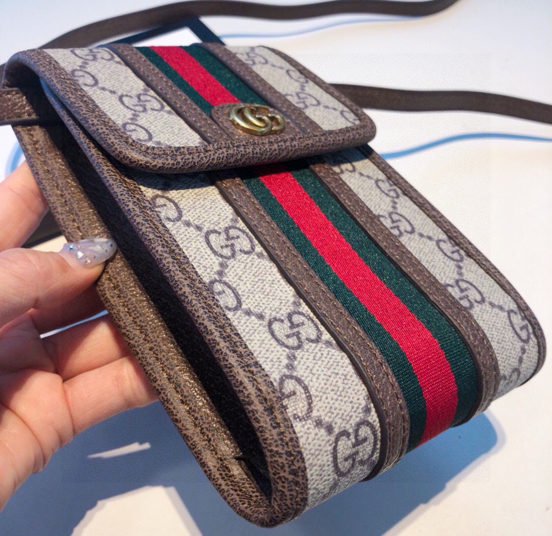  。Gucci 手机包包
OPhidia系列 一个男女可用的手机包
生活出门不需要带现金的时代，这个包完