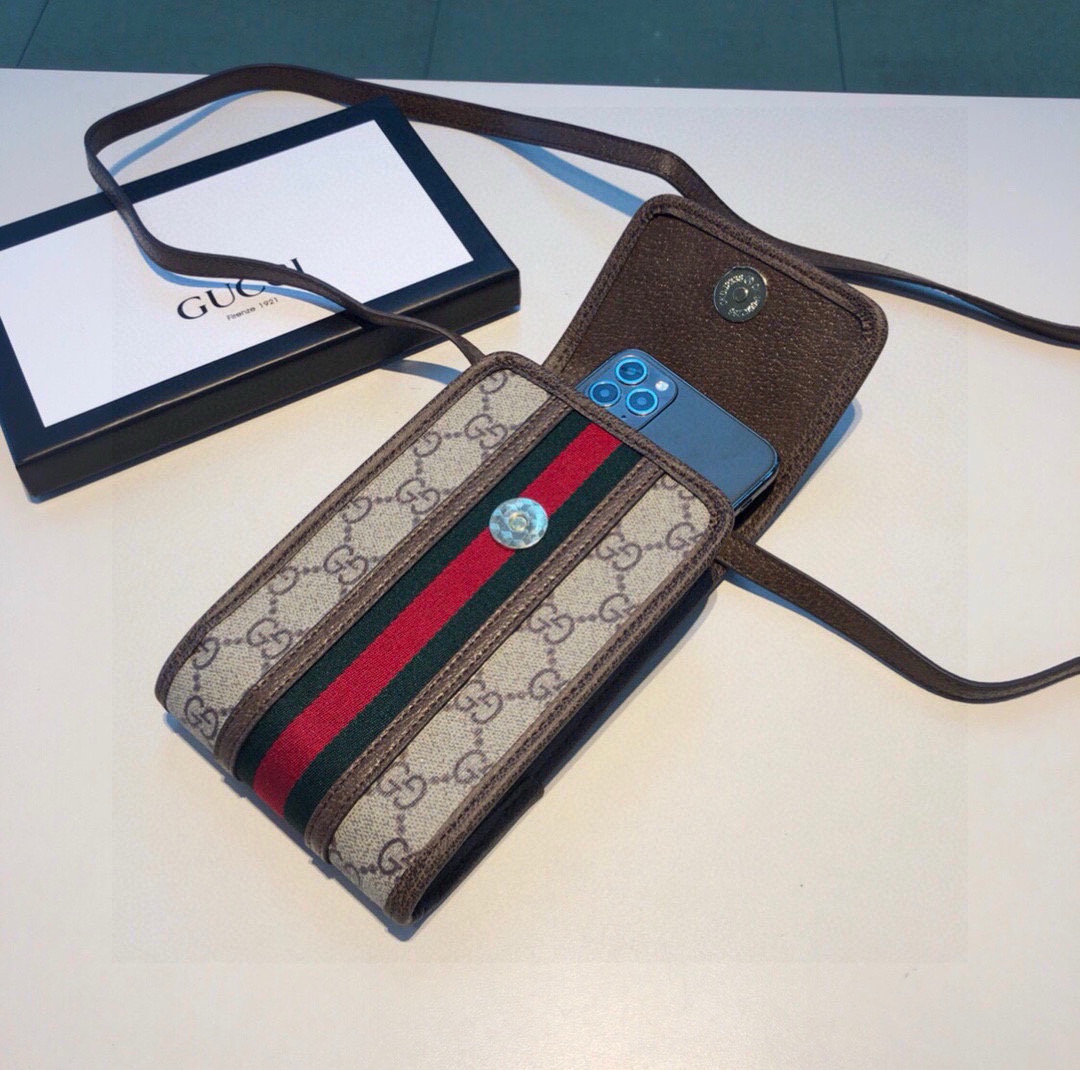 。Gucci 手机包包
OPhidia系列 一个男女可用的手机包
生活出门不需要带现金的时代，这个包完