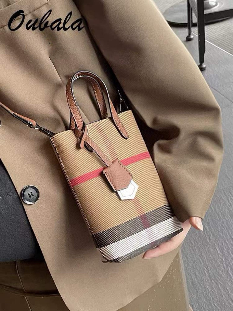  ❤️Burberry巴宝莉手机包，经典格子帆布拼接牛皮，斜挎小包官网同款
生活出门不需要带现金的时代，
