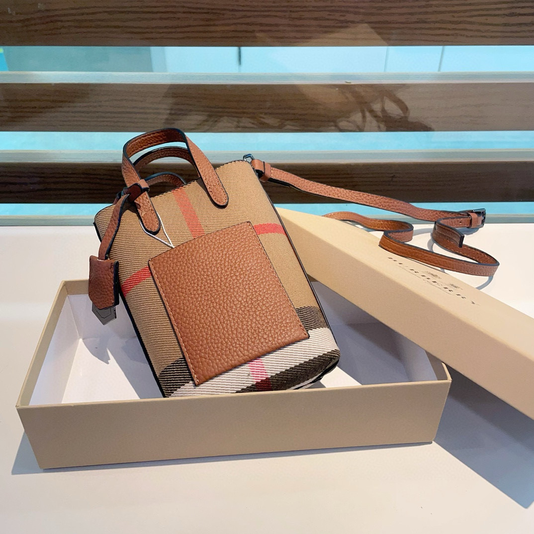  ❤️Burberry巴宝莉手机包，经典格子帆布拼接牛皮，斜挎小包官网同款
生活出门不需要带现金的时代，