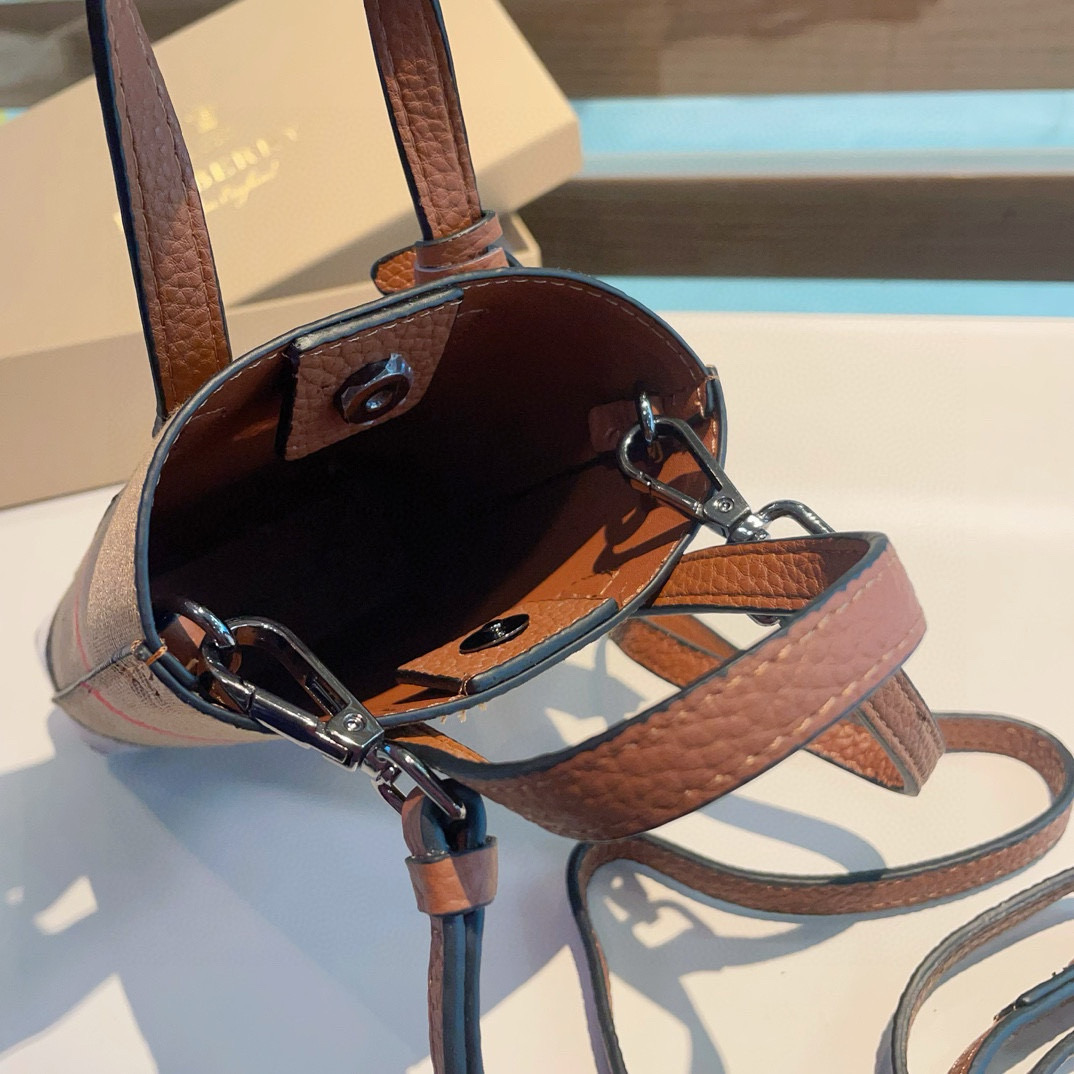  ❤️Burberry巴宝莉手机包，经典格子帆布拼接牛皮，斜挎小包官网同款
生活出门不需要带现金的时代，