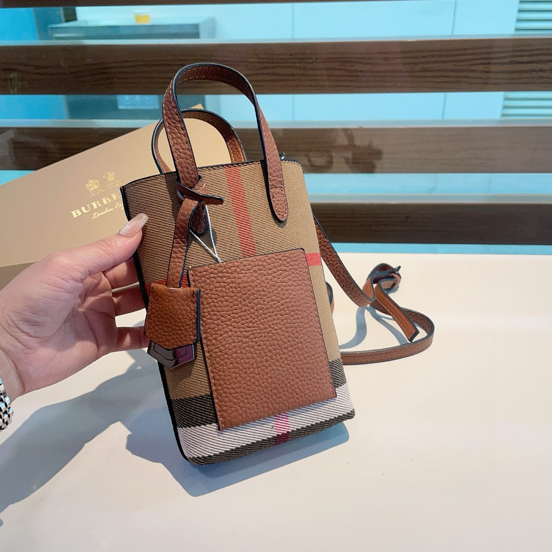  ❤️Burberry巴宝莉手机包，经典格子帆布拼接牛皮，斜挎小包官网同款
生活出门不需要带现金的时代，