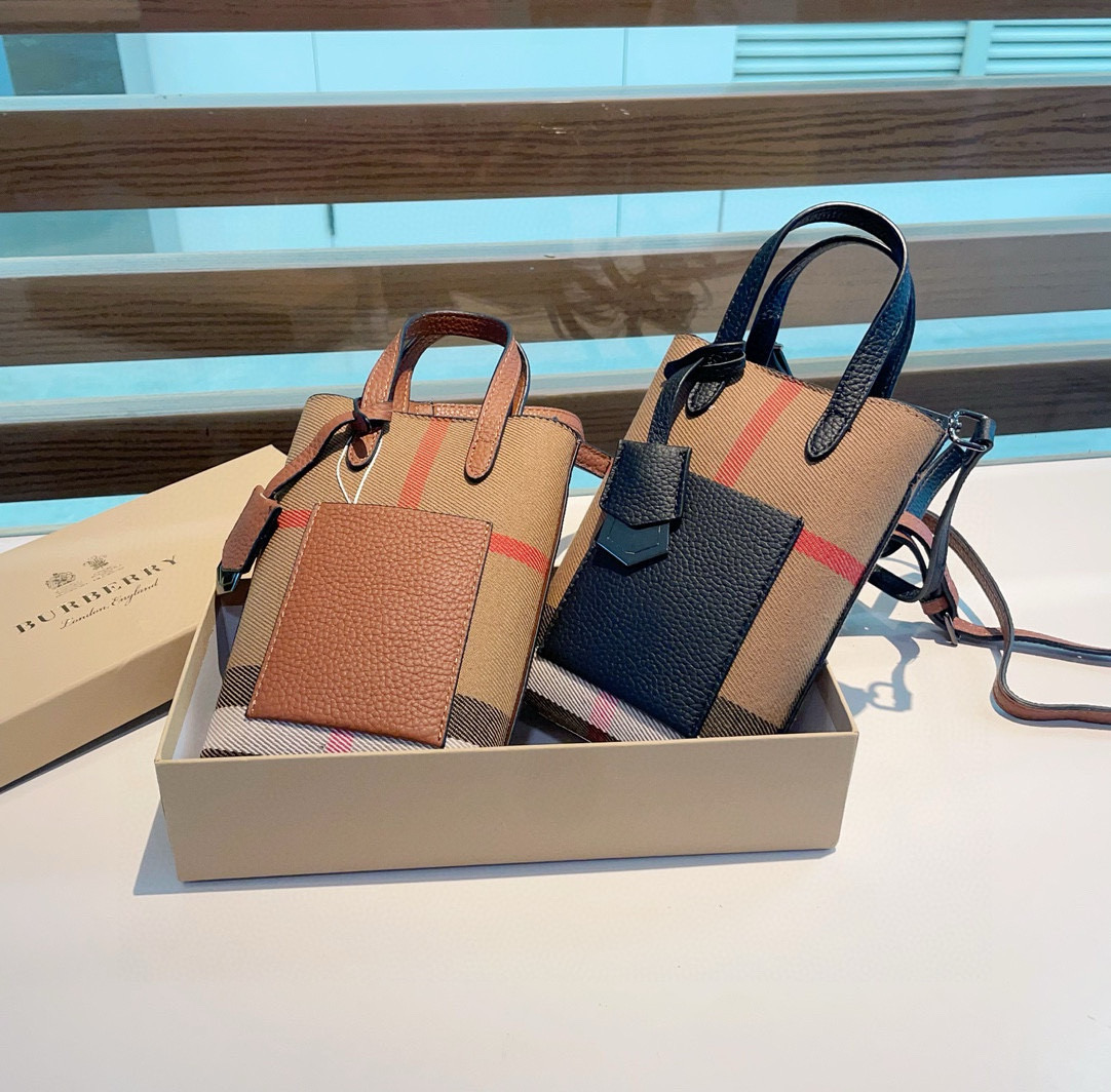  ❤️Burberry巴宝莉手机包，经典格子帆布拼接牛皮，斜挎小包官网同款
生活出门不需要带现金的时代，