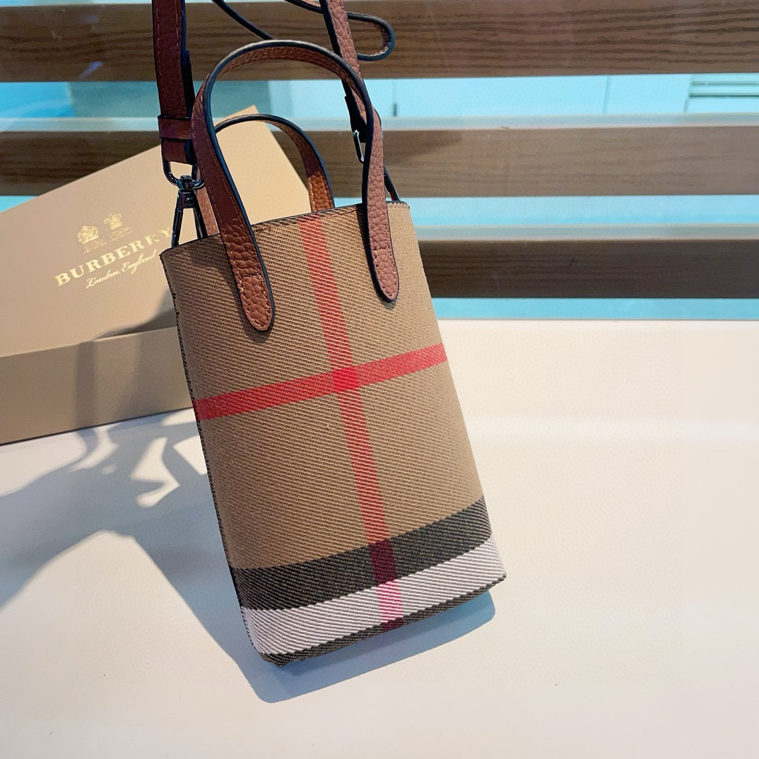  ❤️Burberry巴宝莉手机包，经典格子帆布拼接牛皮，斜挎小包官网同款
生活出门不需要带现金的时代，