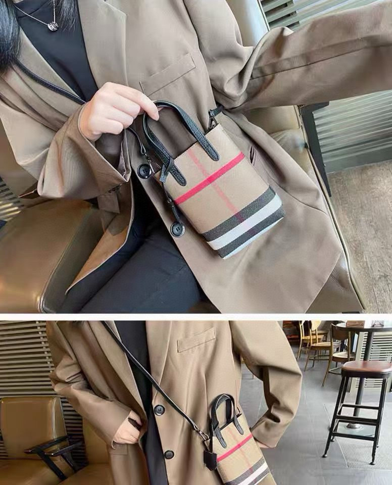  ❤️Burberry巴宝莉手机包，经典格子帆布拼接牛皮，斜挎小包官网同款
生活出门不需要带现金的时代，