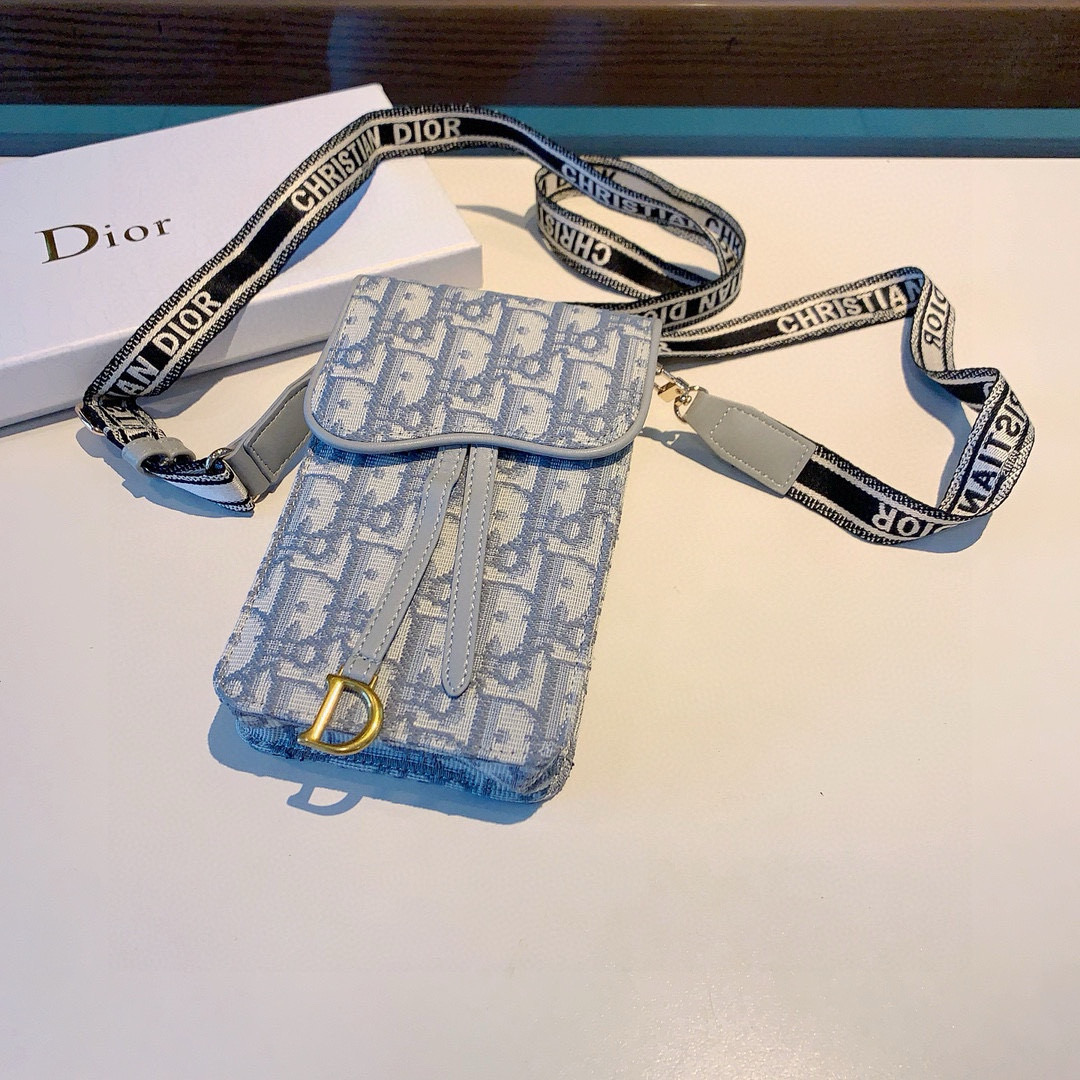  🆕Dior手机包 斜挎包通用款，刺绣马鞍包，可装2部手机，搭配刺绣织带肩带，可以调节长度
尺寸17cm
