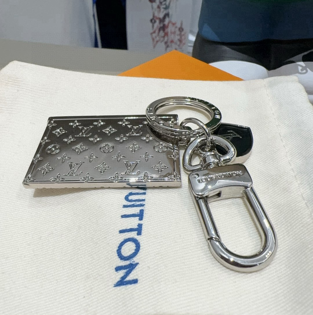 。LVENVELOPE包饰与钥匙扣 lv信封✉️钥匙扣挂件
本款 LV EnveloPe 包饰与钥匙扣以