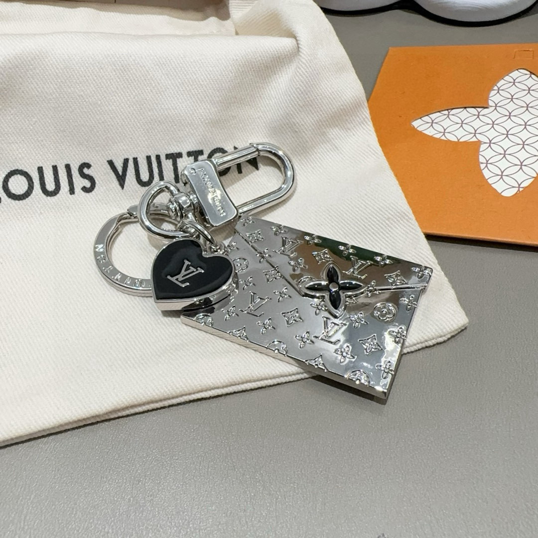 。LVENVELOPE包饰与钥匙扣 lv信封✉️钥匙扣挂件
本款 LV EnveloPe 包饰与钥匙扣以