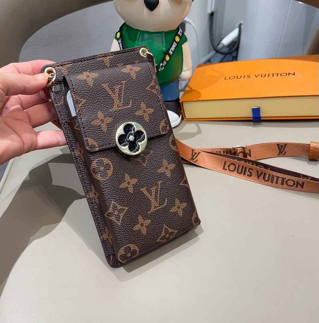  。LV经典老花通用手机包斜挎包 多功能卡包，零钱包，，配织带肩带 长度🉑️调节
生活出门不需要带现金的
