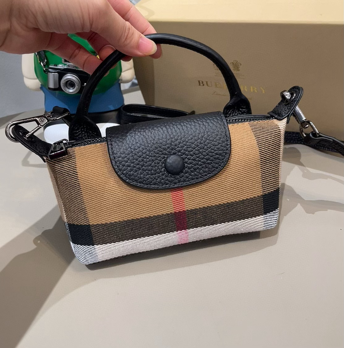 ❤️Burberry巴宝莉手机包，经典格子帆布拼接牛皮，斜挎小包官网同款 mini手提包包
生活出门不