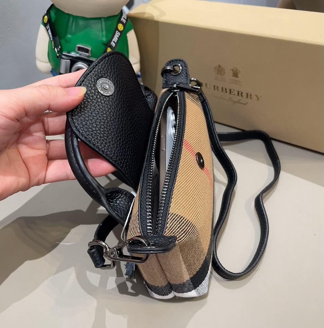  ❤️Burberry巴宝莉手机包，经典格子帆布拼接牛皮，斜挎小包官网同款 mini手提包包
生活出门不