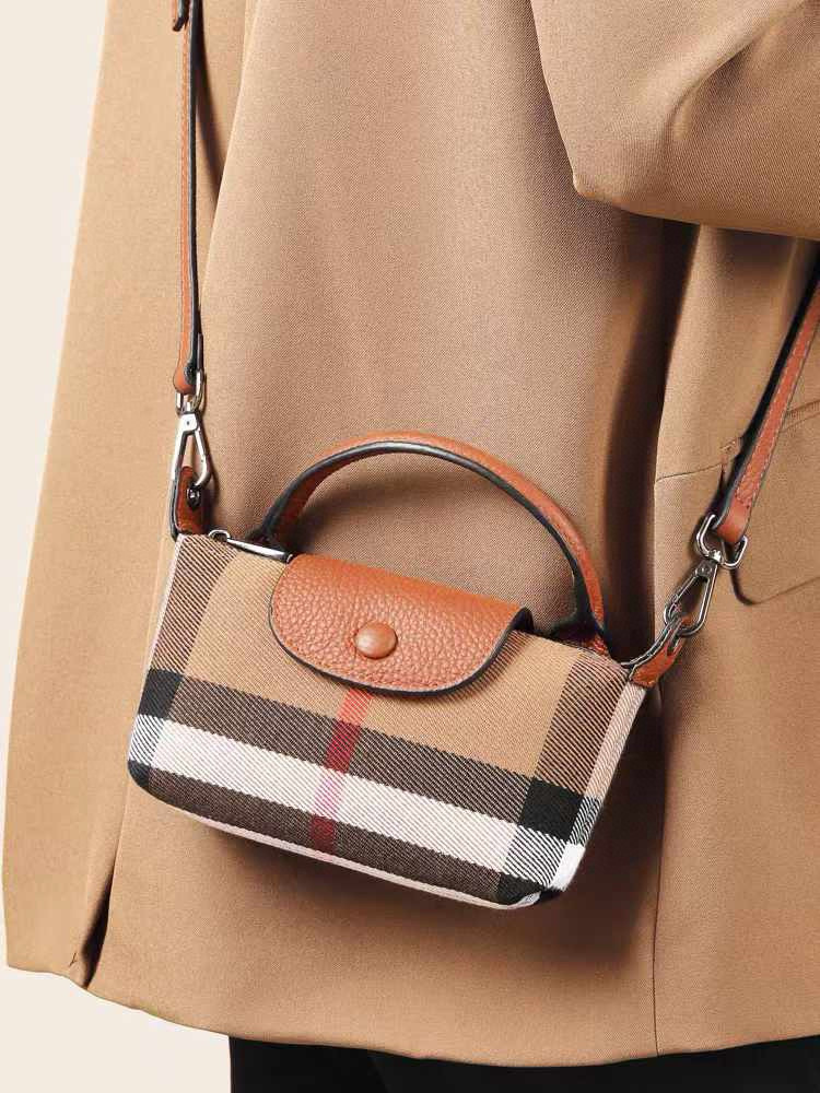  ❤️Burberry巴宝莉手机包，经典格子帆布拼接牛皮，斜挎小包官网同款 mini手提包包
生活出门不