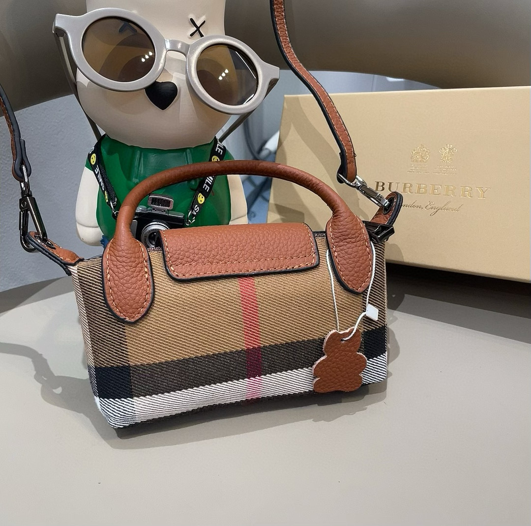  ❤️Burberry巴宝莉手机包，经典格子帆布拼接牛皮，斜挎小包官网同款 mini手提包包
生活出门不