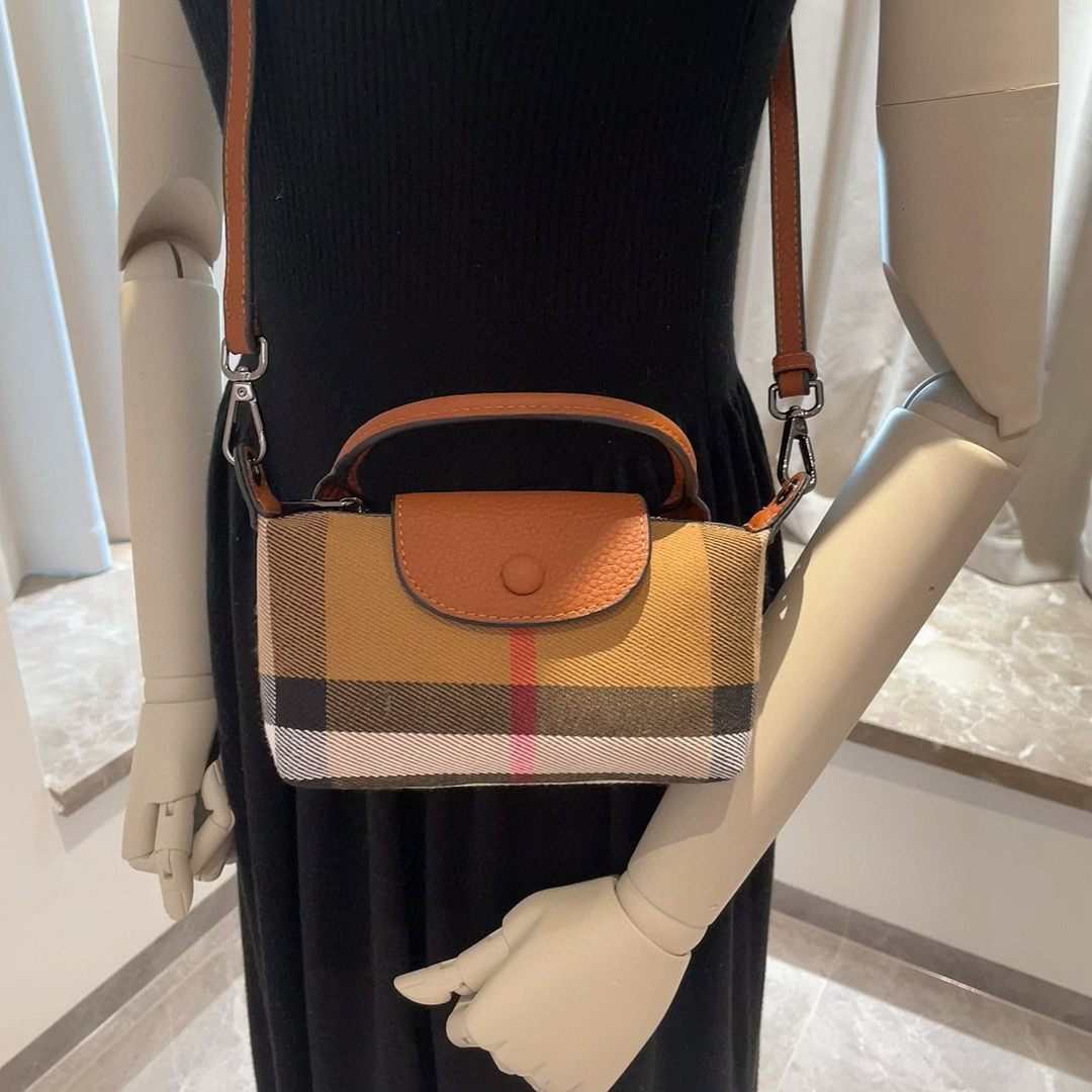  ❤️Burberry巴宝莉手机包，经典格子帆布拼接牛皮，斜挎小包官网同款 mini手提包包
生活出门不