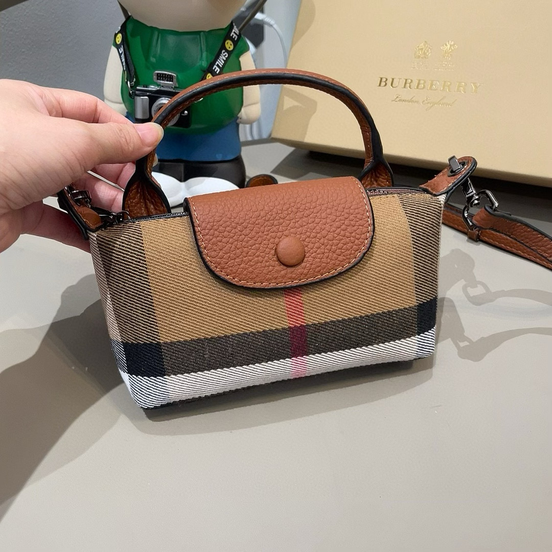  ❤️Burberry巴宝莉手机包，经典格子帆布拼接牛皮，斜挎小包官网同款 mini手提包包
生活出门不
