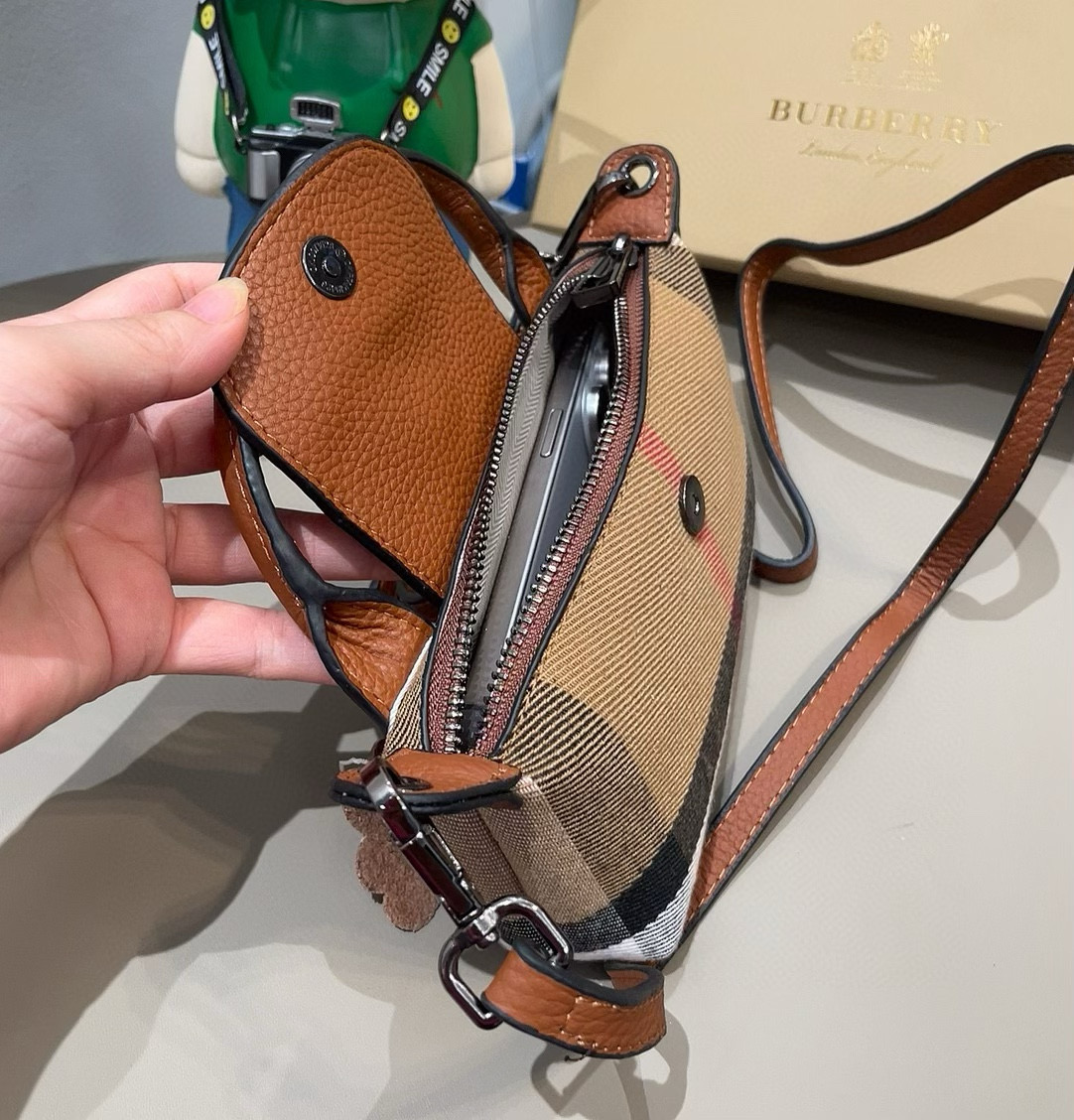  ❤️Burberry巴宝莉手机包，经典格子帆布拼接牛皮，斜挎小包官网同款 mini手提包包
生活出门不