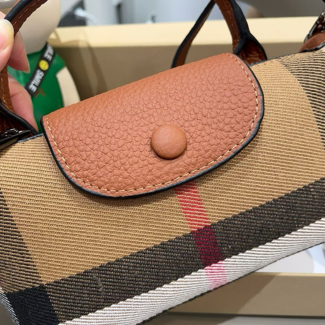  ❤️Burberry巴宝莉手机包，经典格子帆布拼接牛皮，斜挎小包官网同款 mini手提包包
生活出门不