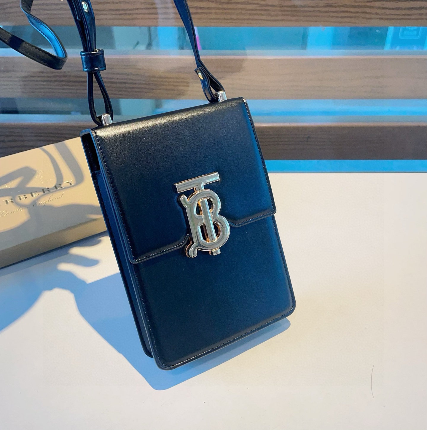  🆕❤️Burberry巴宝莉手机包，男女通用手机包，
生活出门不需要带现金的时代，这个包完全可以满足你