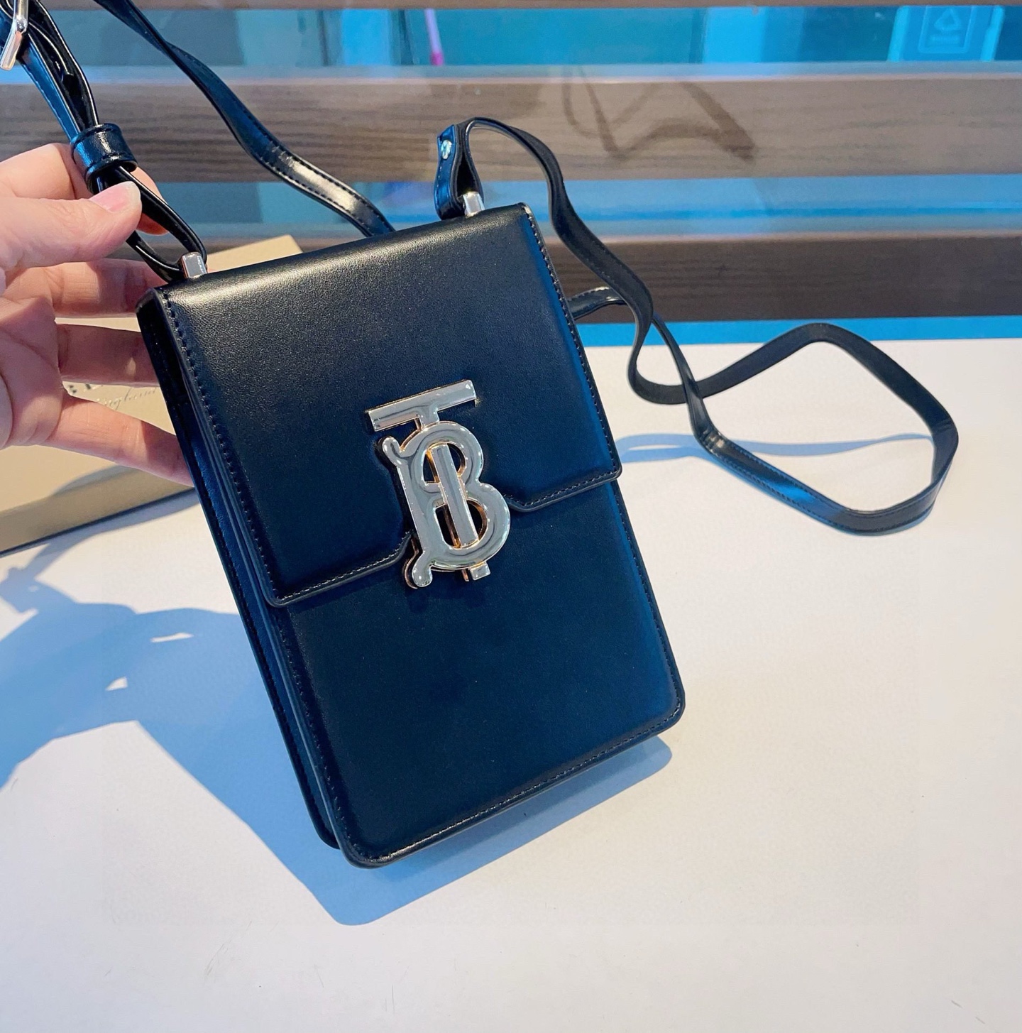  🆕❤️Burberry巴宝莉手机包，男女通用手机包，
生活出门不需要带现金的时代，这个包完全可以满足你