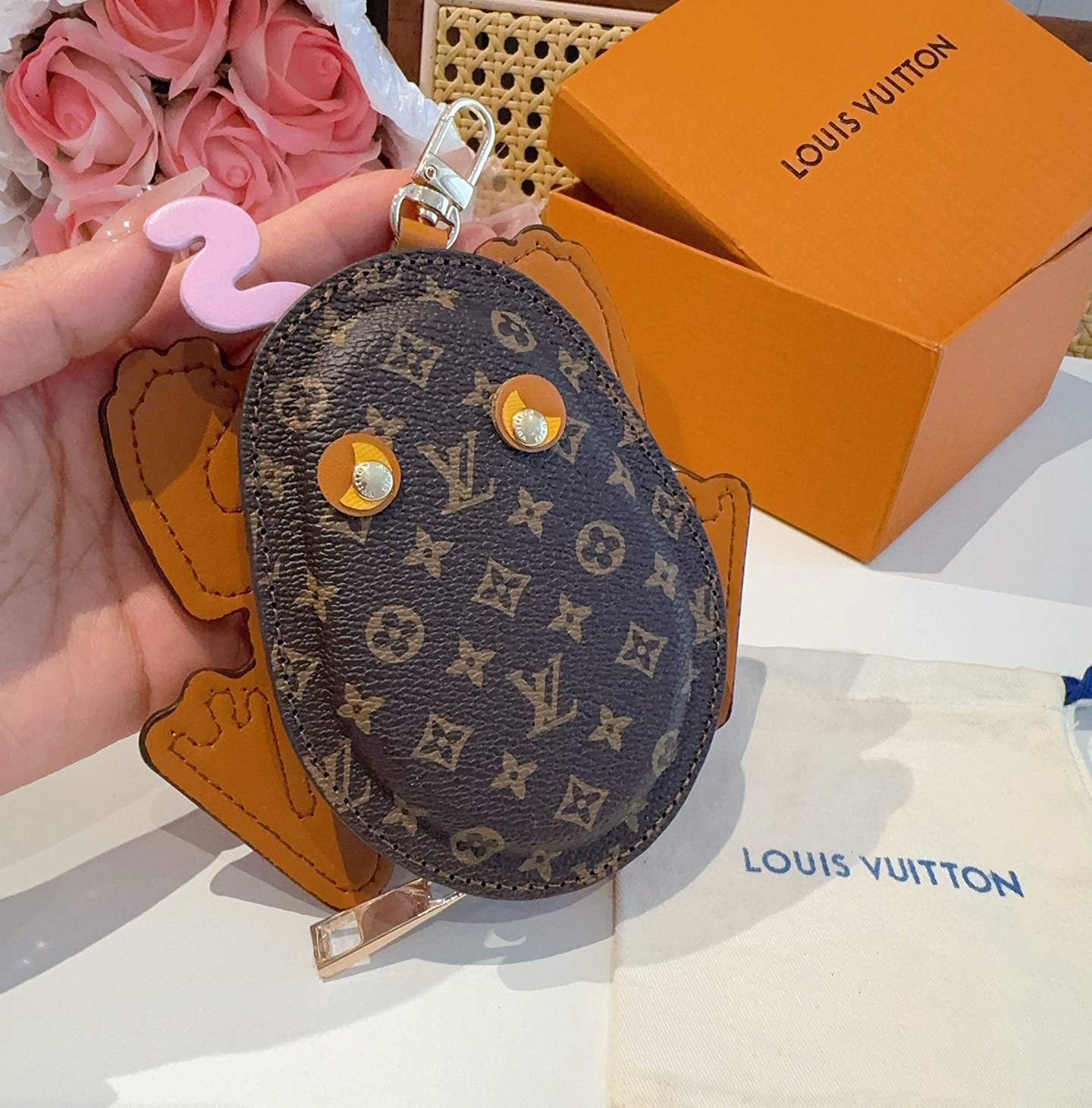    LV路易威登青蛙🐸耳机包 包包挂饰  可放口红💄蓝牙耳机 