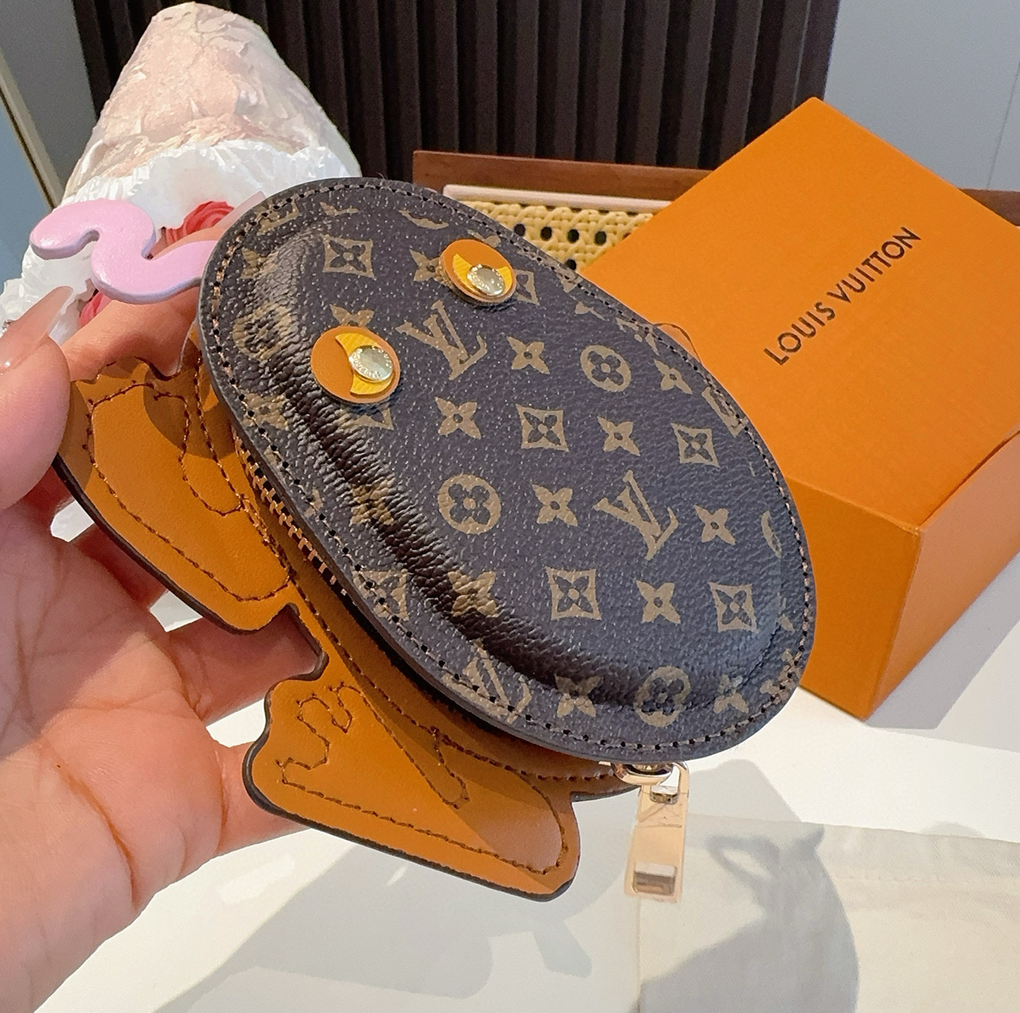    LV路易威登青蛙🐸耳机包 包包挂饰  可放口红💄蓝牙耳机 