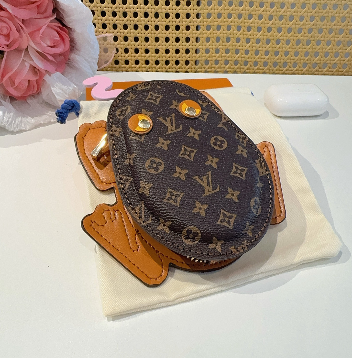    LV路易威登青蛙🐸耳机包 包包挂饰  可放口红💄蓝牙耳机 