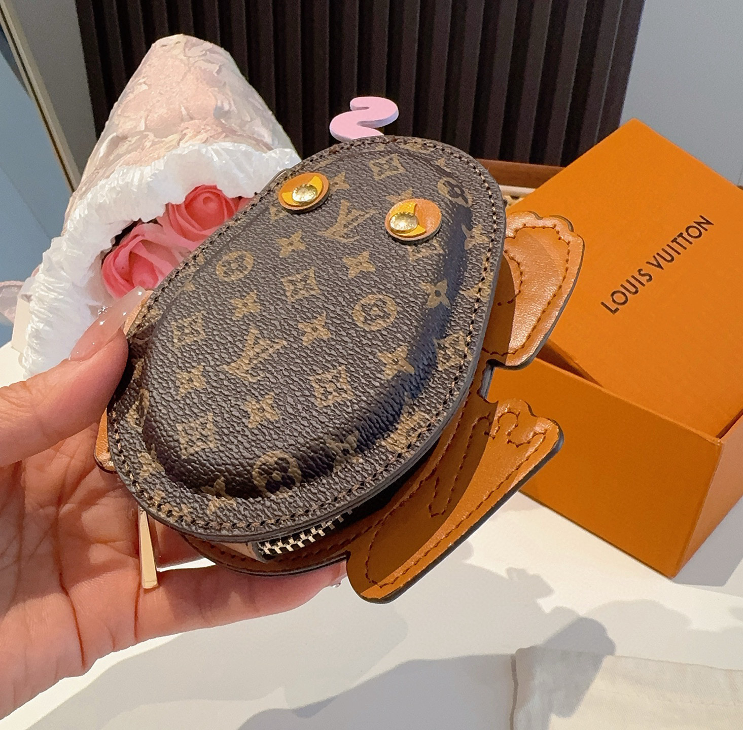    LV路易威登青蛙🐸耳机包 包包挂饰  可放口红💄蓝牙耳机 
