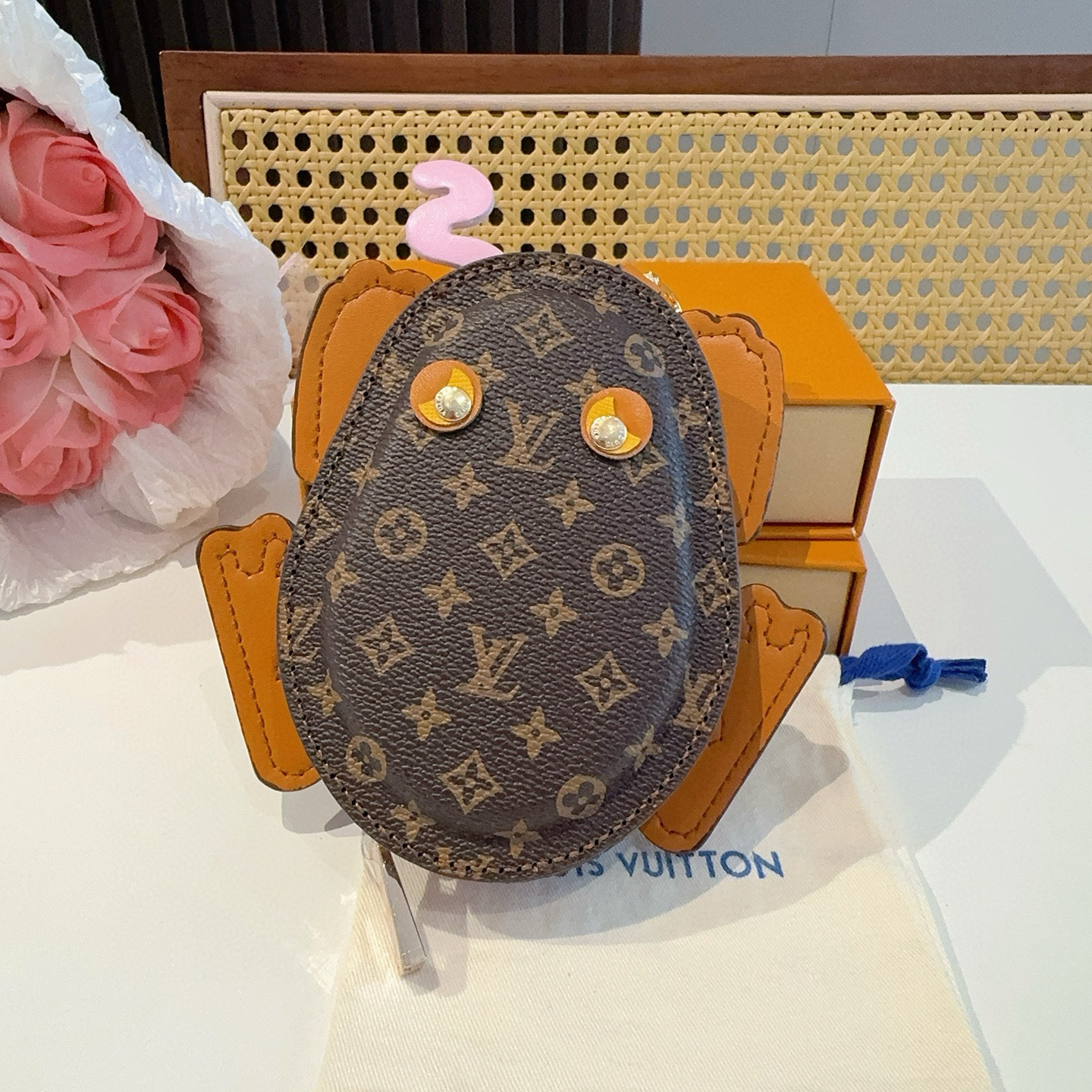    LV路易威登青蛙🐸耳机包 包包挂饰  可放口红💄蓝牙耳机 