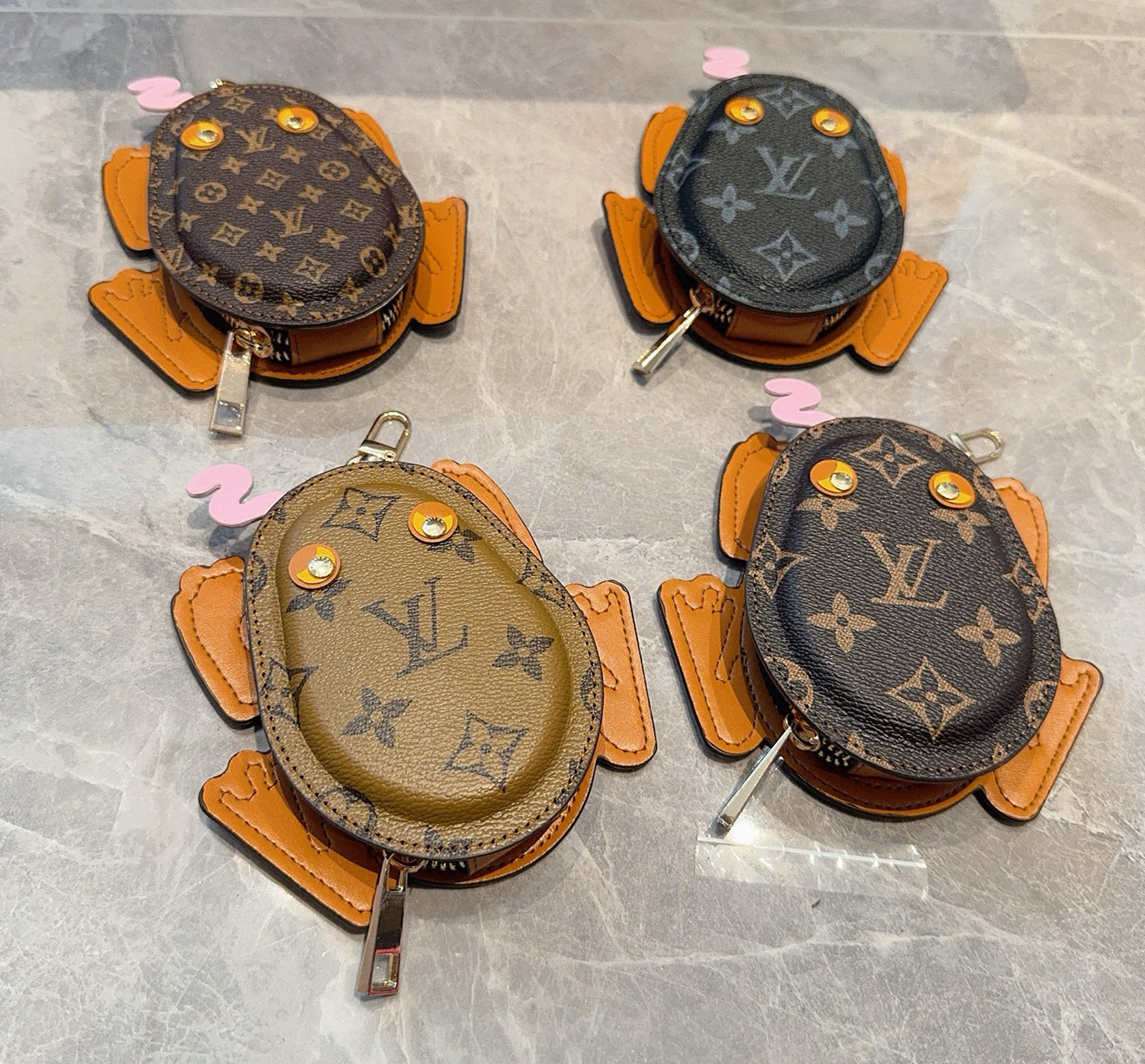    LV路易威登青蛙🐸耳机包 包包挂饰  可放口红💄蓝牙耳机 