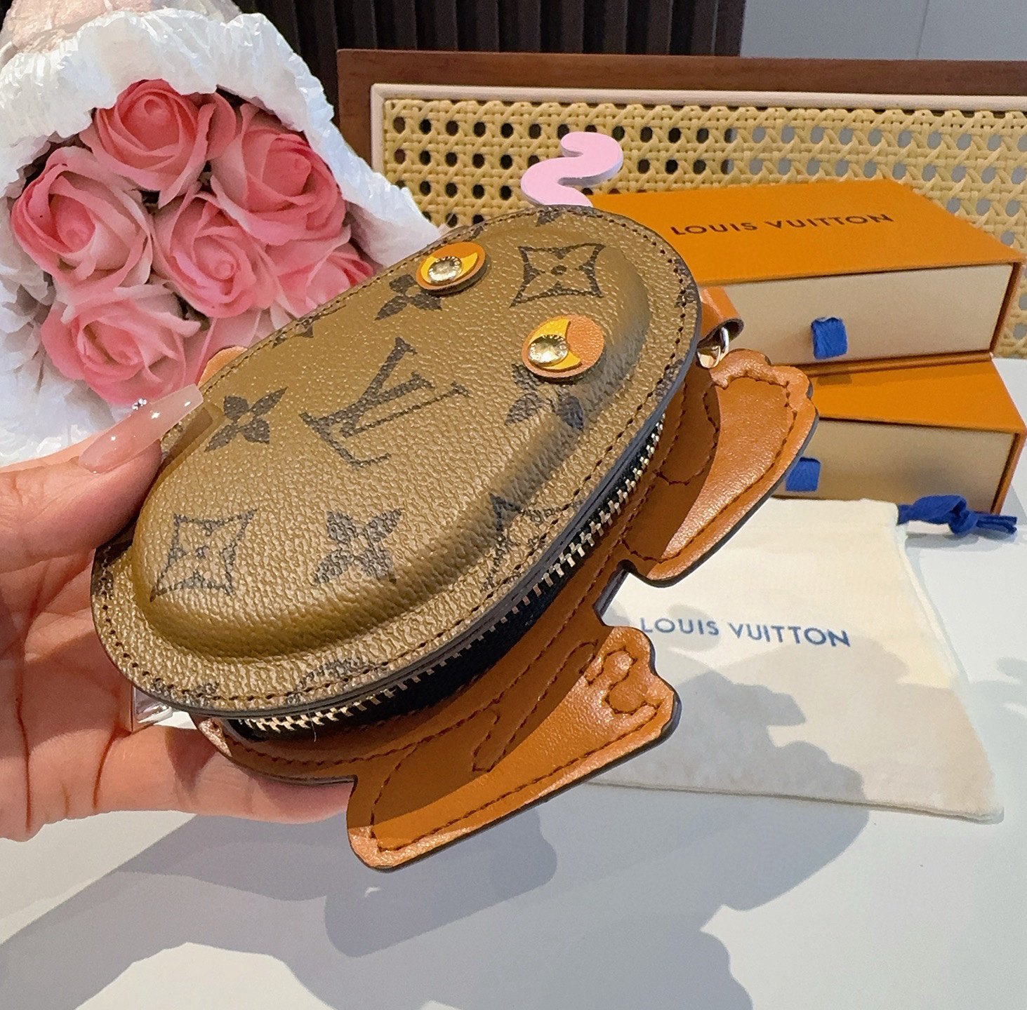    LV路易威登青蛙🐸耳机包 包包挂饰  可放口红💄蓝牙耳机 