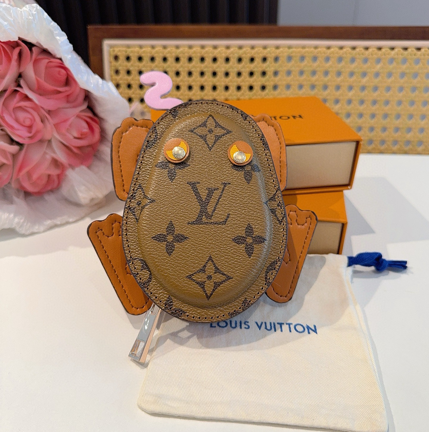    LV路易威登青蛙🐸耳机包 包包挂饰  可放口红💄蓝牙耳机 