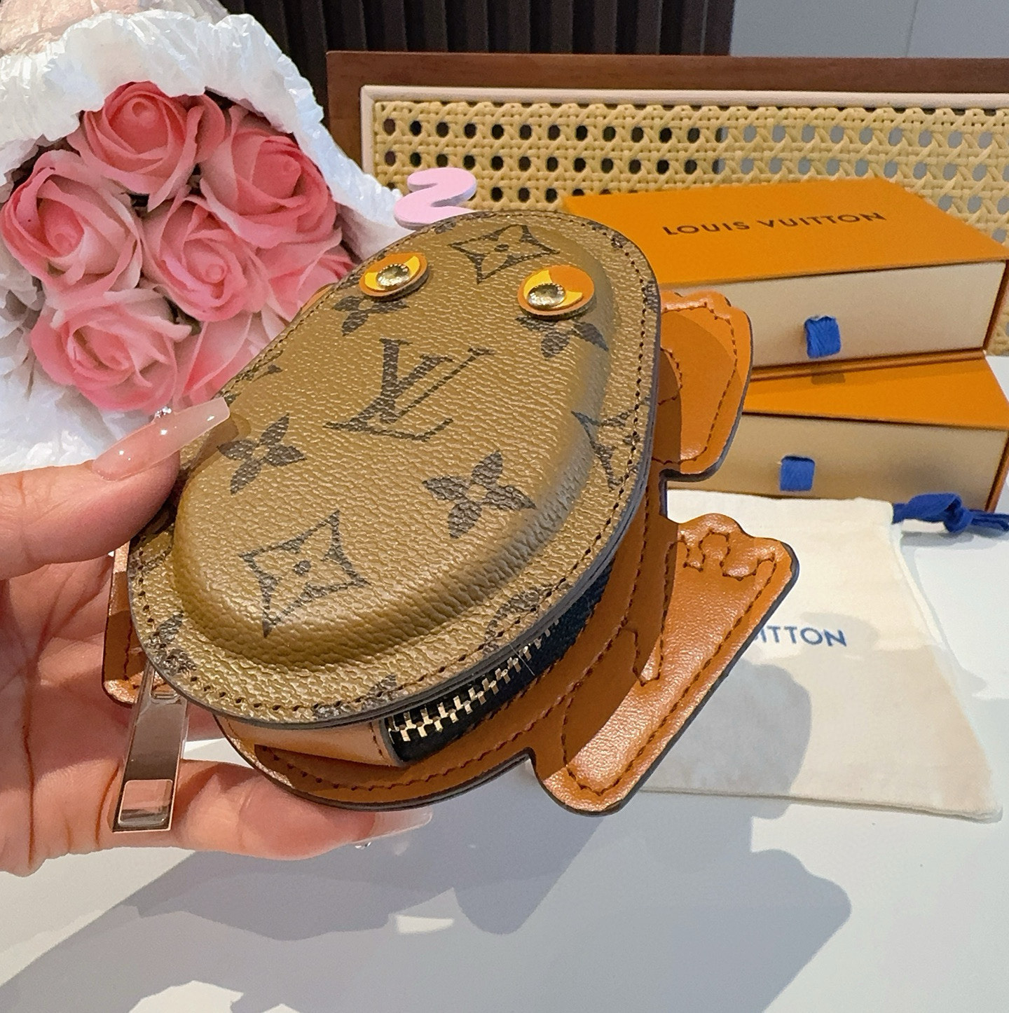    LV路易威登青蛙🐸耳机包 包包挂饰  可放口红💄蓝牙耳机 