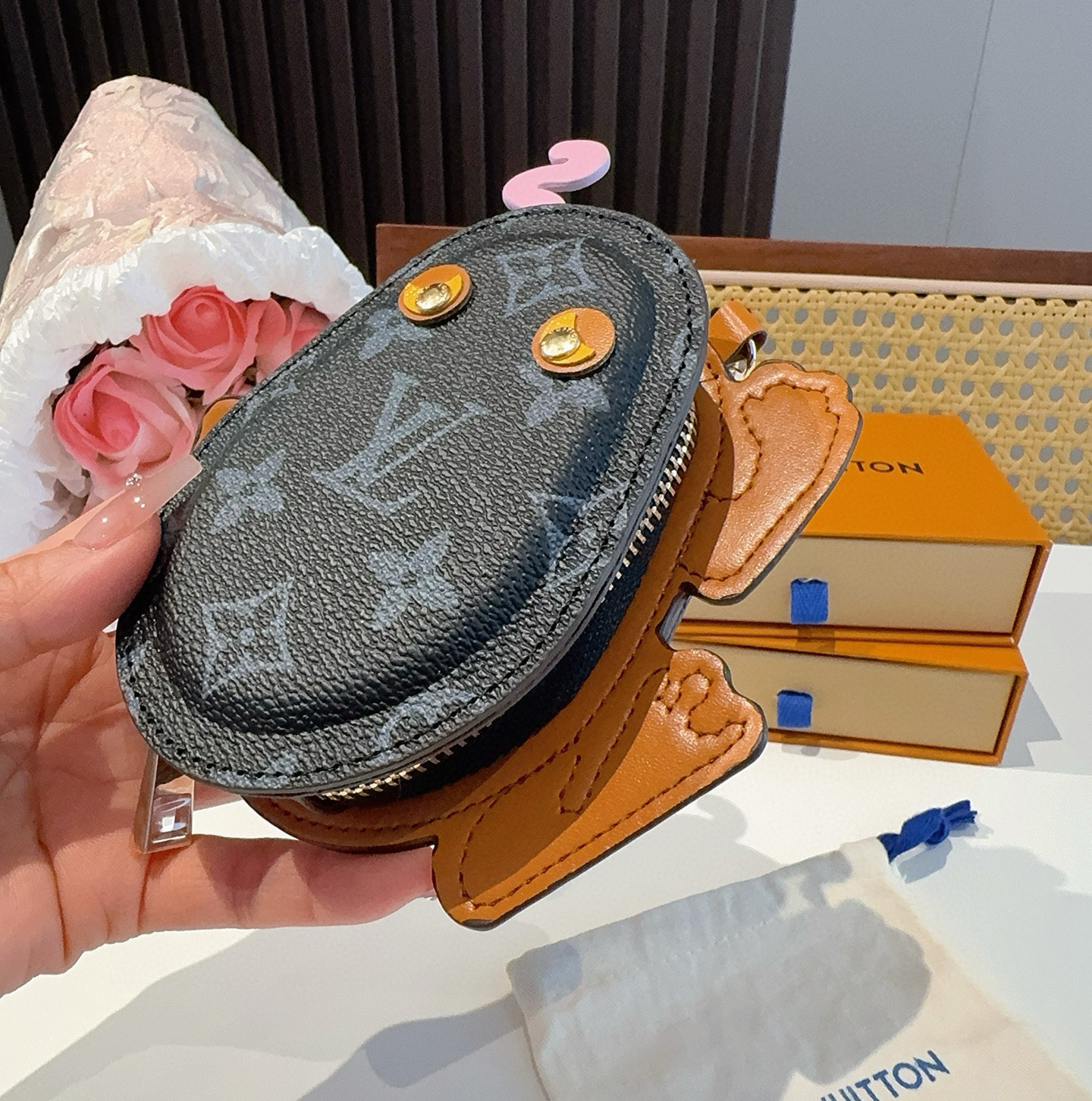   LV路易威登青蛙🐸耳机包 包包挂饰  可放口红💄蓝牙耳机 