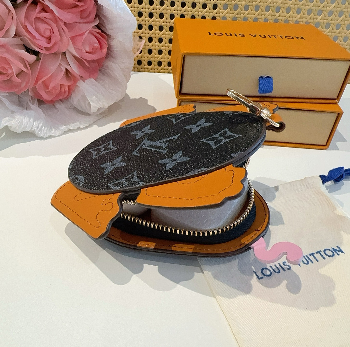    LV路易威登青蛙🐸耳机包 包包挂饰  可放口红💄蓝牙耳机 