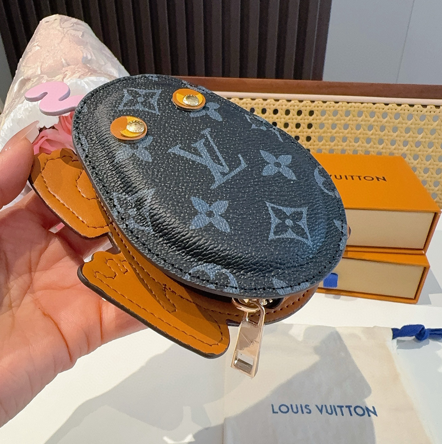   LV路易威登青蛙🐸耳机包 包包挂饰  可放口红💄蓝牙耳机 