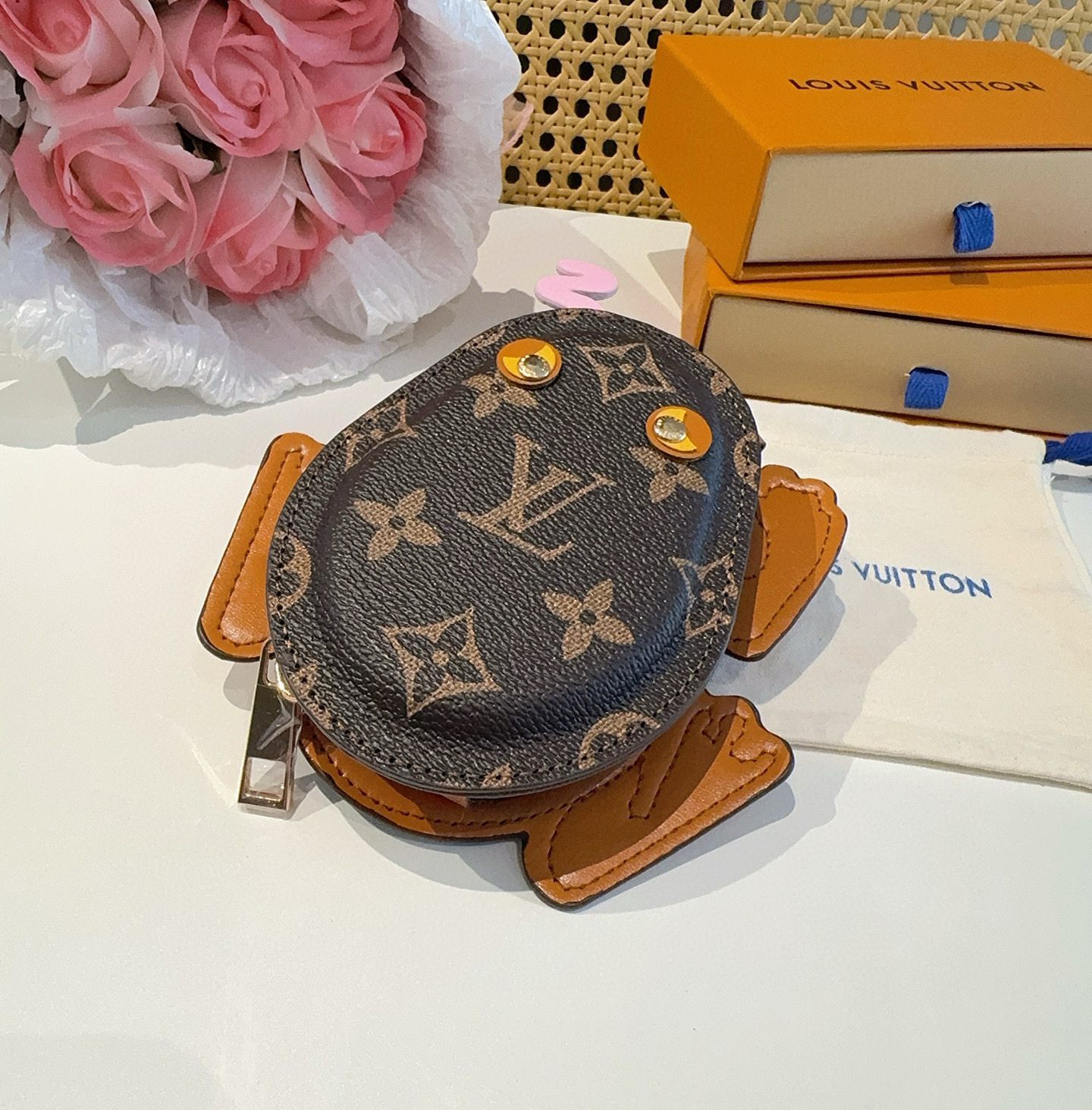    LV路易威登青蛙🐸耳机包 包包挂饰  可放口红💄蓝牙耳机 